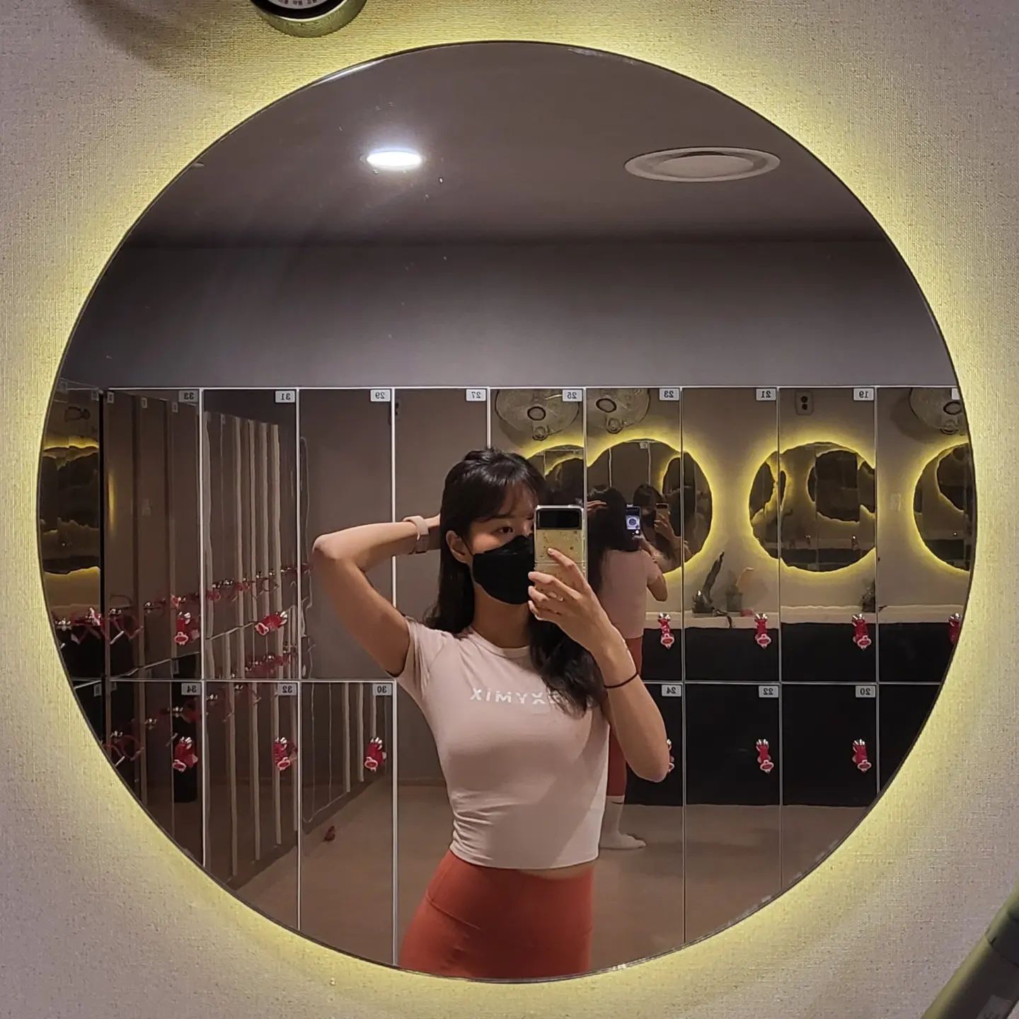 220407 #혜디니_하체 
하하하 드디어 따라잡은 오늘의 피드에요!!
운동도 미루고 피드도 미루다가 정신차렸습니다!
요즘 계속 운동하기 싫었거든요?!
그래서 지난주에 아예 맘놓고 편하게 쉬었더니 리프레시가 되었나봐요!
이번주는 벌써 헬스장을 3번이나 왔어요😉
매번 억지로 하려고만 했는데 푹쉬니까 마음가짐이 달라지더라구요!
누가 하라고한것도 아니고 내가 좋아서 하는건데 스트레스 받을 필요가 있나.. 싶기도 하구요ㅋㅋ
이제는 다시 운동이 재밌어지는 시기!!
.
오늘은 하체하면서 야매로 스쿼트, 스모데드 측정을 해봤는데요..
분명히 방금 했는데 말이죠??
무게가 기억이 안나면 제머리는 왜 달려있는 걸까요??🤔🤔
스쿼트는 50kg로 3번..?!
스모데드는... 80..? 들다가 복압 너무 줘서 위가 터질뻔했어요ㅋㅋㅋ
몸에 힘을 뽝!줬더니 위랑 목구멍이 아픈거있죠?ㅋㅋㅋㅋㅋㅋ
좀 웃겼어요ㅋㅋㅋ
헬스장와서 위근육,목근육 운동이라니🤣🤣
벤치는 25정도 하니까 3대 150 겨우넘겠네요
200은 얼마나 해야 늘 수 있나유?!?!
벤치랑 스쿼트가 늘어야 할 것 같은데.. 
연습만이 살 길 이겠쥬!!ㅋㅋ
.
오랜만에 왔더니 할말이 아주 많네요?!
벚꽃놀이 하셨나요 여러분!!
저희 동네는 이제 꽃이 피기 시작했어요🌸
그래서 주말에 석촌호수에 가보려구요!
서울올라온지 10년째인데 석촌호수는 한번도 안가봤더라구요?!ㅋㅋ
벚꽃시즌이 너무 예쁘다는 소문만 들어서 너무너무 기대됩니다!!
.
사실 지난 주말에 가려다가 벨리곰한테 정신팔려서 호수는 가지도 못했어요🐻
여러분 벨리곰 진짜 왕왕귀엽습니다..
꼭 보러가세여!!
피규어(?)모형(?)만 있는게 아니라 진짜 벨리곰도 있어요!!
같이 사진찍고 싶어서 다가갔다가...ㅎㅎ
결과는 스토리에 올려놓을게요ㅋㅋ
소리 주의하시고 보세여!!ㅋㅋ
 .
네... 이제는 꼭 꼬박꼬박 올리겠습니다.
저는 제가 이렇게 말이 많은 사람인지 몰랐어요
피드가 터질려고 하네요🤣🤣
보고싶었습니다 여러분!!!!
앞으로는 더더 활발히 소통해용!!
저의 수다는 여기서 마칩니다!! 
지금 스트레칭존인데... 집에 가야겠어요ㅋㅋ 
#오운완 입니다!!
.
#스쿼트 20/30/40/50
#스모데드리프트 20/40/60/80
#핵스쿼트 0kg x 4set
#점핑런지 5set
#마이마운틴 30min (3km/h 25%)