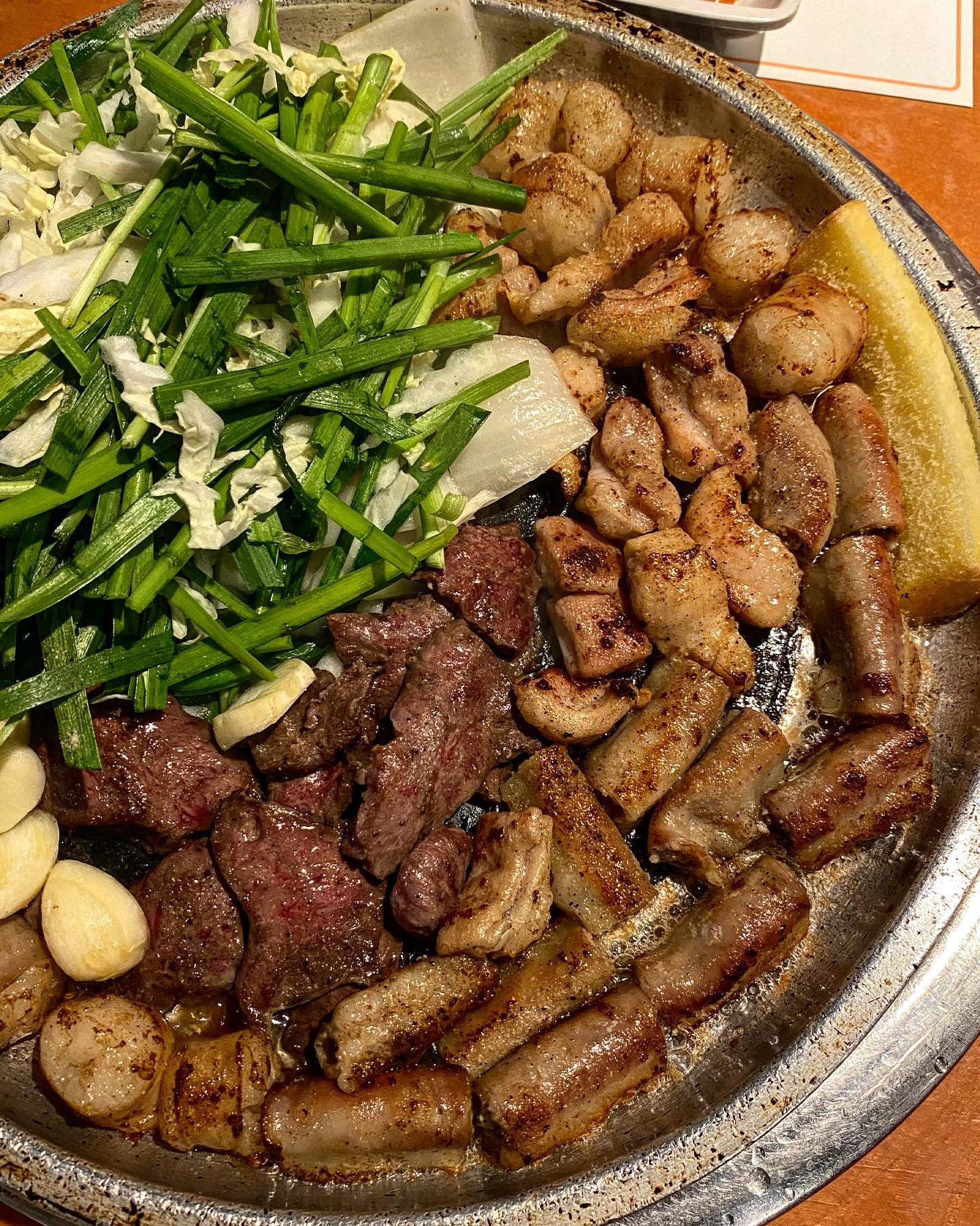 [여의도황소곱창 강남점] #소또먹_강남
핫해핫해🌟 불금에 갔더니 웨이팅까지..!!
기대이상으로 너무너무 맛있었던 곳!
곱창, 대창, 막창, 특양, 염통까지 모두 맛볼 수 있는 모듬A세트와 볶음밥, 그리고 곱창전골까지 야무지게 먹어봤어요🙌

곱창은 하나도 안질기고 부드러운데 곱은 완전 꽉차있구요, 
탱글한 대창은 말할 필요도 없고, 하나하나 퀄리티가👍
역삼~강남 근처에서 소곱창 드시고 싶으실 때 강추!

소곱창 먹고나서 K-디저트 안먹어주면 반칙입니다;
볶음밥에는 아삭한 콩나물이 들어가서 씹는 맛이 넘 좋았어유ㅠ 박박 긁어먹어줘야쥬❤️

곱창전골은 곱이 은근하게 우러나와서 국물이 세상 진하고 
칼칼하니 술먹는 도중에 해장되는 맛🥲
구이가 맛있어서 전골은 사실 별로 기대 안했는데 대존맛...;;
야들한 우동사리까지 들어 있어서 최고 든든

#여의도황소곱창#여의도황소곱창강남점#강남여의도황소곱창#강남역곱창#강남맛집#곱창맛있는집#강남황소곱창#맛스타그램#강남회식장소#대창맛집#막창맛집#곱창맛집#모듬곱창#소곱창맛집#강남소곱창#강남역회식#강남jmt#강남핫플레이스#곱창에소주#강남역4번출구맛집#강남주말모임