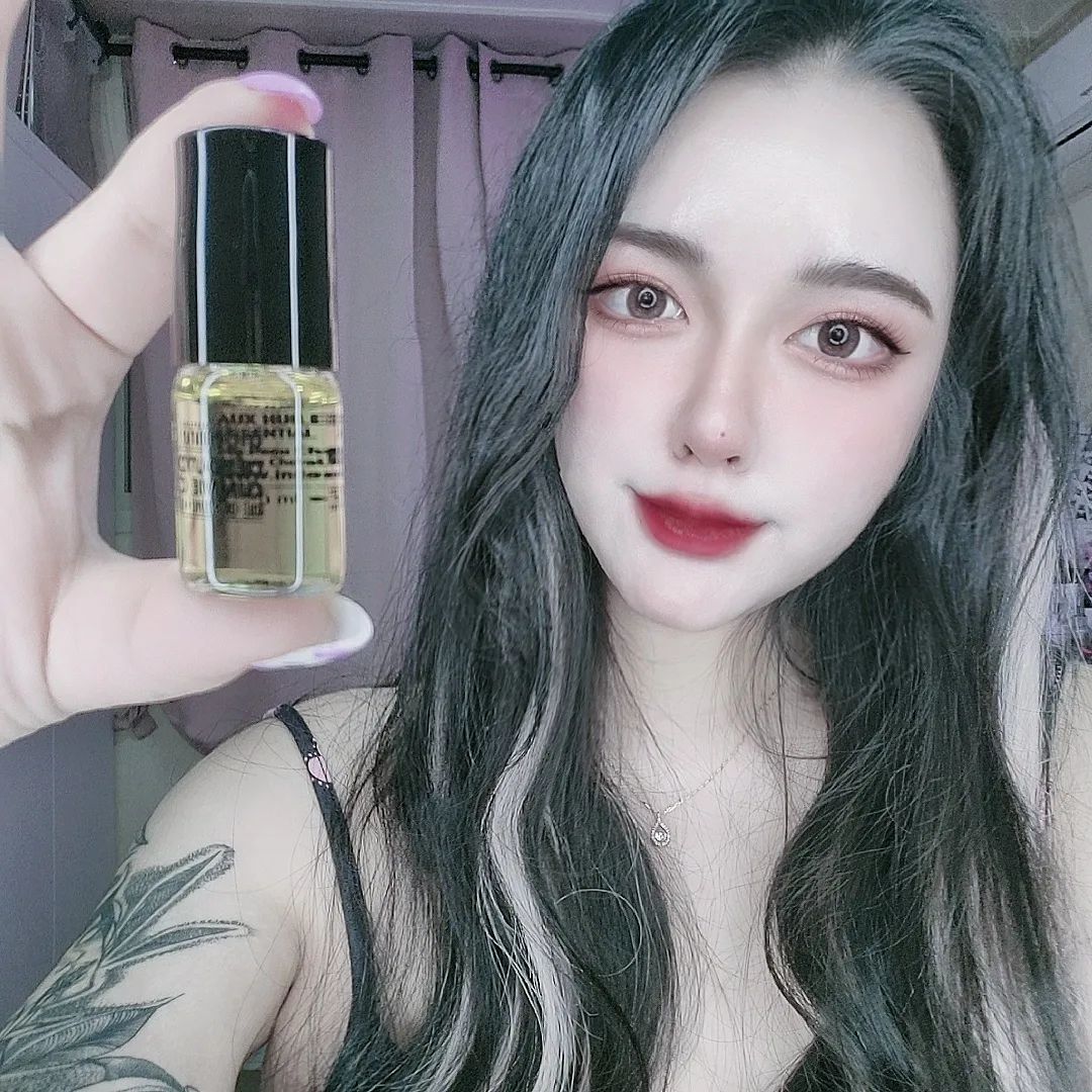 ♡ ＮＡＹＥＲＩ ♡ on Instagram: “#협찬 [엥뎀 김미클리어 롤온] 나만의 응급아이템! 내 피부를 부탁해! 트러블이나 트러블흔적을 말끔하게 지워주는 5ml의 기적 요즘 핫한 식물의 꽃, 잎, 줄