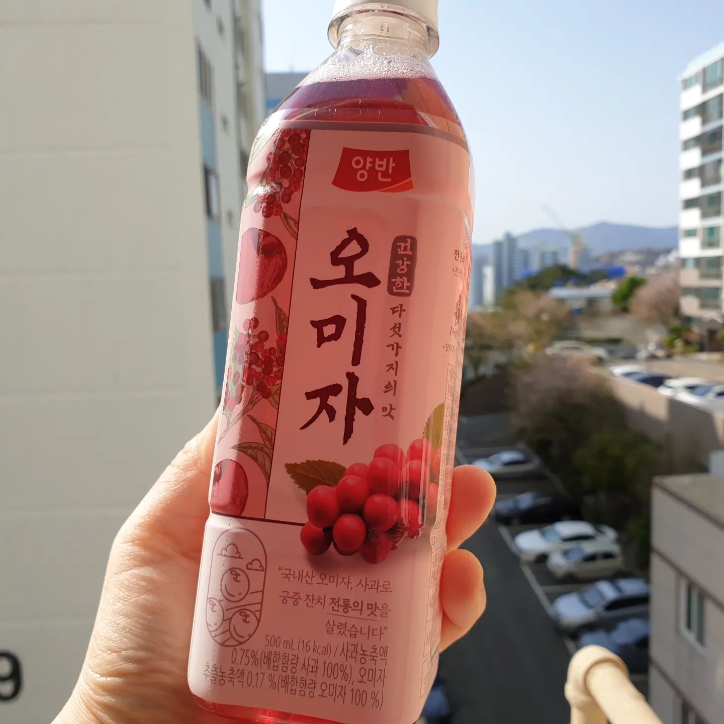 새콤달콤 저칼로리 오미자음료
동원F&B 양반에서 새로 나온 오미자 음료 먹어봤어요 :)
평소 단 음료나 탄산음료는 안좋아하는데 이거는 적당한 단맛과 상큼해서 가볍게 먹기 좋음
국내산 건강한 다섯가지의 맛
단맛, 쓴맛, 짠만,  매운맛, 신맛 등 다섯가지 맛이 난다하여 이름 지어진 오미자!
국내산 오미자와 사과를 넣어 만든 전통 한식 음료 식후 디저트 음료로 칼로리 걱정없이 굳굳굳 열량도 500mL 기준에 16kcal
가격은 1,800원

#협찬 #동원오미자 #양반오미자 #오미자차 #동원양반오미자 #오미자음료수 #오미자음료 #저칼로리