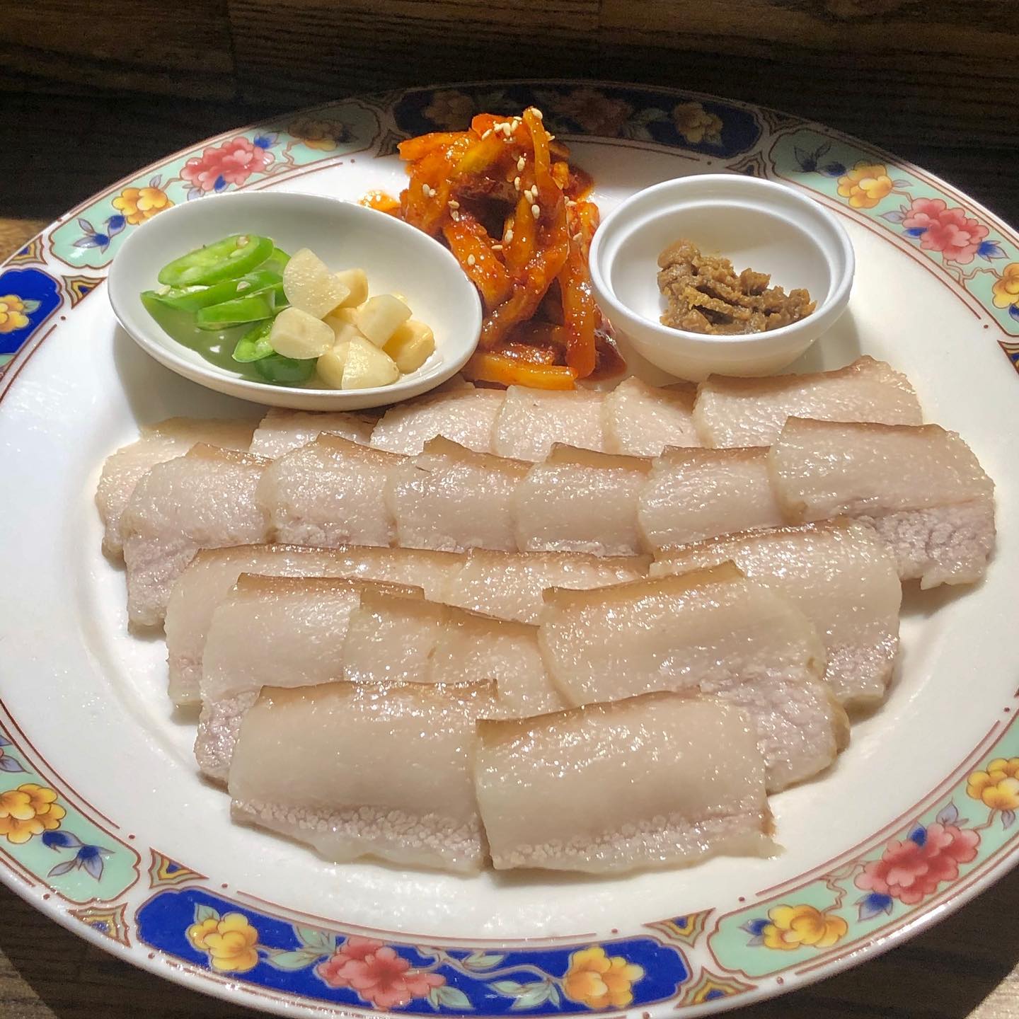 🍽 해진뒤 (망원) 

#최근아님주의 

합리적인 가격에 훌륭한 한식 오마카세를 즐길 수 있는 곳이예요. 현재 포스팅을 보니 제가 다녀왔던 때랑 메뉴 구성이 완전히 바뀐 듯 해요. 제가 다녀왔던 당시는 1인 28000원 이었고, 현재는 사시미같은 가격대가 더 있는 메뉴로 바껴서인지, 가격은 45000원으로 올라갔네요. 

제가 다녀왔던 당시 구성은 ⬇️

- 메추리알 샐러드 
- 들기름 두부구이 
- 껍데기 항정살 수육
- 제육볶음
- 멘보샤
- 명란 아보카도 덮밥 + 소고기 미역국
- 계절과일 후식 

+ 추가 

계란 라면 (6.0) 

개인적으로 항정살 수육, 계란 라면 이 두 메뉴가 완전 신세계였어요. 취했다가도 마지막에 계란 라면 먹어주면 해장되면서 다시 술이 또 들어가는 매직….🤍 

예약이 워낙 치열한 곳이라 근래에 가보지 못했는데, 기회되면 재방문 반드시 해보고 싶네요 〰

#탱자_망원