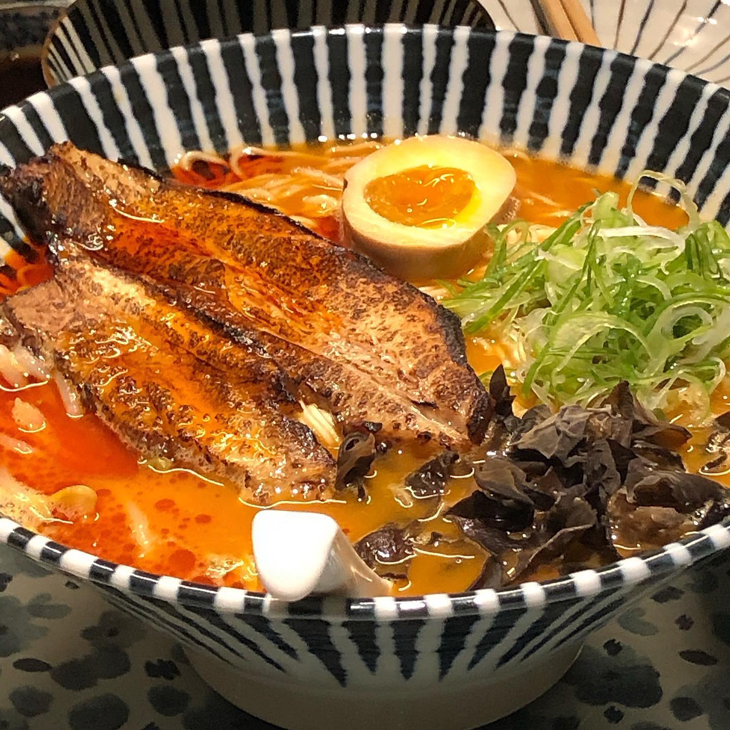 🍽오카구라 (을지로) 

▫️분위기 ★ ★ ★ 
▫️음식 ★ ★ ★ ★ ★ 
▫️재방문 ★ ★ ★ ★ ★ 

사진첩 뒤져보니 중간 중간 계속 발견되는 #오카구라 진짜 많이도 갔군요 🤤 아 라멘 땡교,,, 

다른 메뉴 다 훌륭하지만, 
두툼하고 야들한 차슈가 올려진 얼큰한 “우마카라 돈코츠 라멘” 은 주기적으로 먹어줘야 할만큼 생각나요.  이거 하나만 있어도 소주 두병 각 🍶

✔️우마카라 돈코츠라멘 (12.0) 
✔️마제소바 (13.0) 
✔️숯불모듬꼬치 (35.0) 
✔️사시미 모리아와세 (2인 60.0) 
✔️메로조림 (25.0)

#탱자_을지로