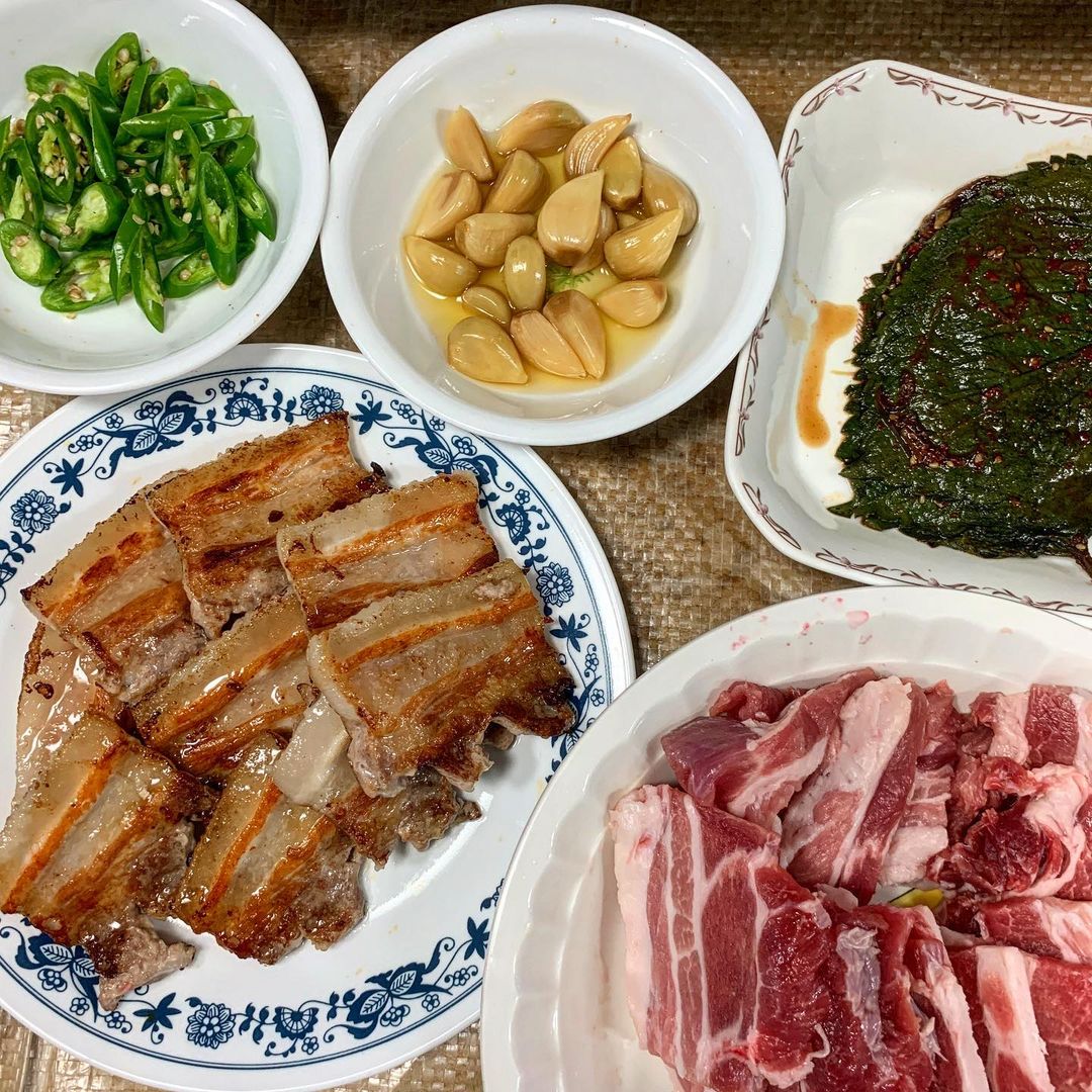 먹스타그램 on Instagram: “#협찬 #진또배기삼겹살 주말엔 집에서 삼겹살🐷 맛있는 부위만을 취급하는 진또배기삼겹살.ᐟ.ᐟ.ᐟ.ᐟ 삼겹살 집에 가지 않아도 집에서 맛있게 고
