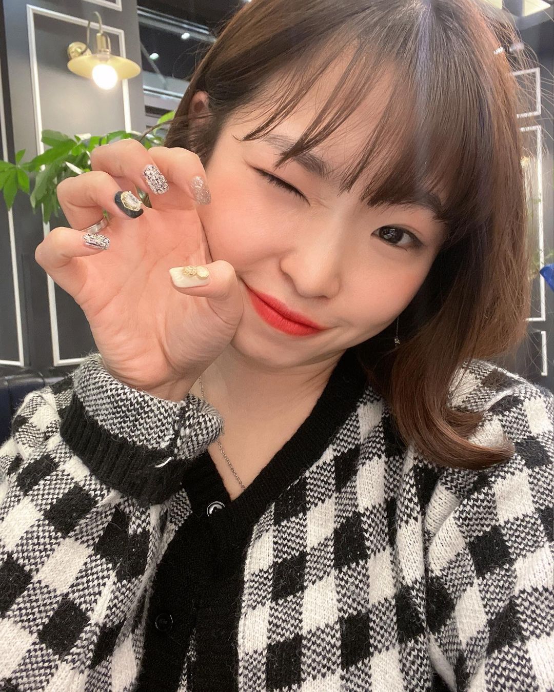 @who_oya shared a photo on Instagram: “갈때마다 너무 친절한 #예나의네일 예나사장님 ❤️ 수원에 있는 네일샵인데 사장님이 너무 좋아서 저는 부천에서도 사장님 보고싶어서 수원으로 네일 받으