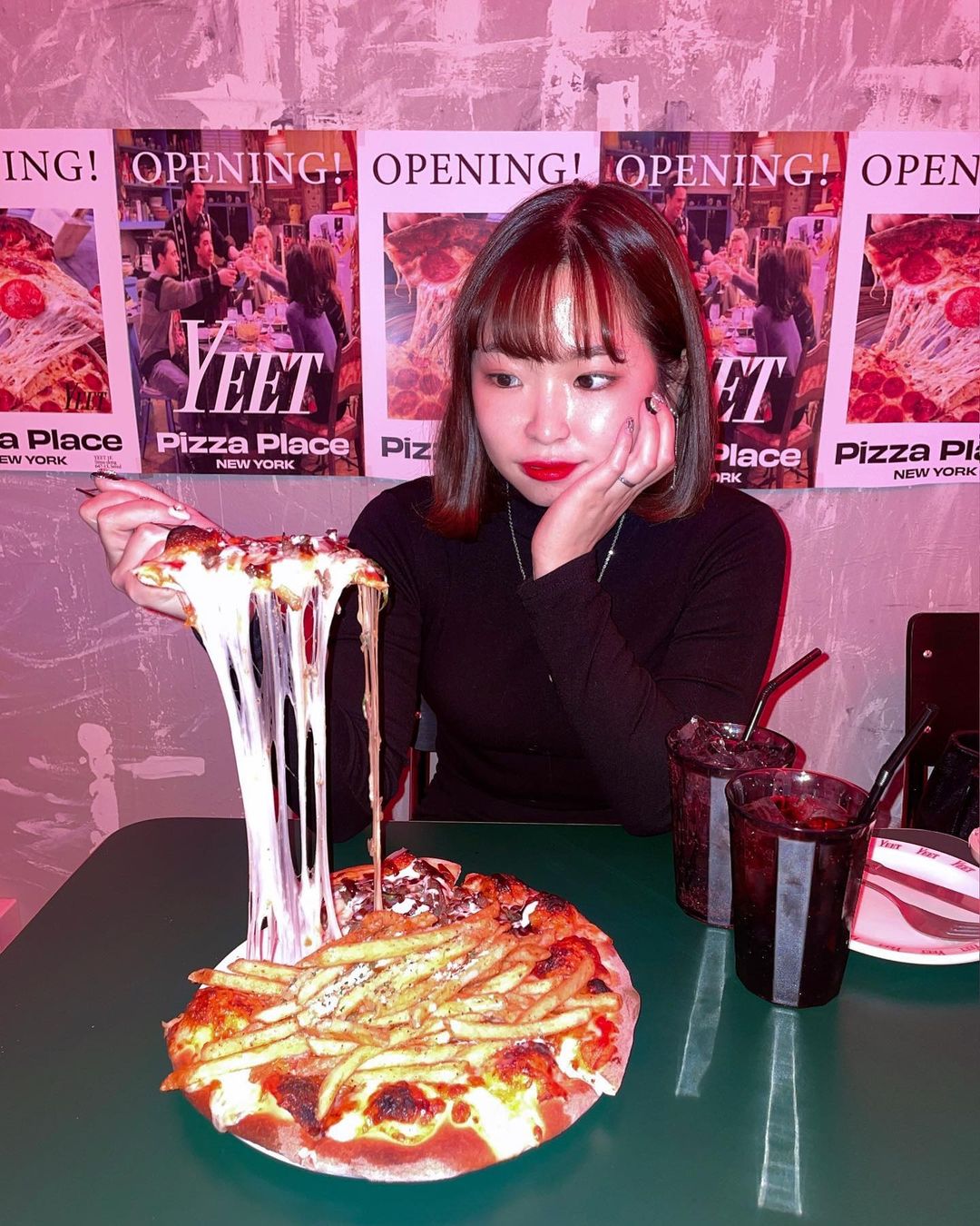 은후❄️ on Instagram: “피자가 아주 쭉쭉 늘어나죠 🥴 너무 맛있는 피자집에 초대되어 다녀왔습니다 압구정 로데오에 있는 YEET(@yeet_seoul )🍕 사진보시면 아시겠지만 분위기가 장난없어요