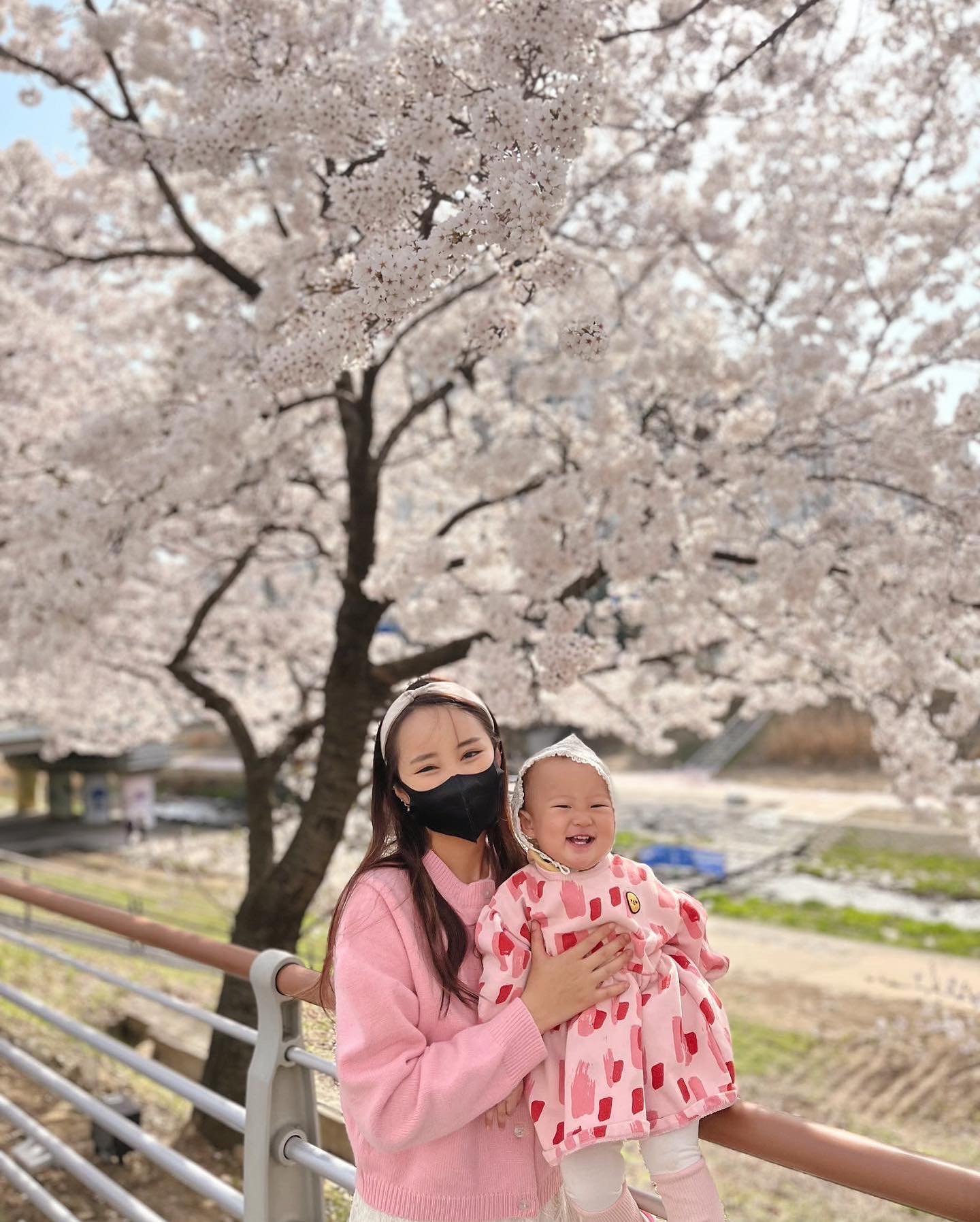 집 앞 벚꽃 나들이🌸
꽃도 많고 사람도 많고 .. ㅎㅎ

내일은 더 많은 꽃 보러 가자👧🏻👶🏻❤️
