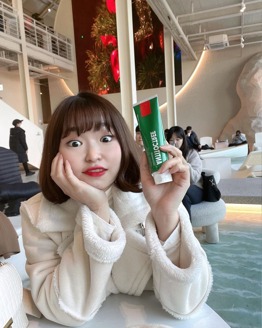 은후❄️ on Instagram: “뭐 ,, 디저트 먹구나서 이빨 닦으려구 .. 주섬주섬 챙겻어요 🤓 이건 #협찬 인데 단거 좋아하는 저에게 딱인 ㅎㅎㅎㅎ 입냄새 잡는 치약(@bandsicompany_official)에용 치약이