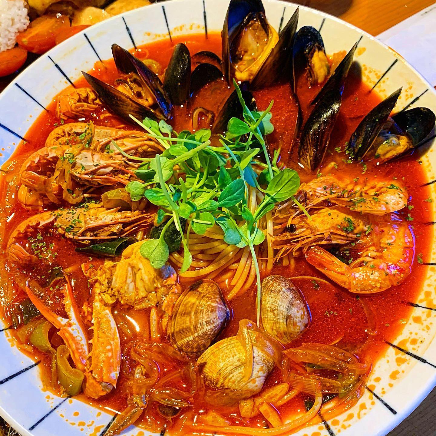 제주/숨은 *찐* 맛집(NO.1)>#환영키친 
다양한 칵테일&와인&맥주랑 함께))저장)
••안 가면 후회할 정도••

제주 여행 계획하고 계시다면,,,
> 제주,송당리에 있는 환영키친 꼭,,넣으세요 *후회절대X*
(((마을 안에 위치해서 주변 아는사람들만 맛집이라고 소문난 곳))) 

완전 가격도 저렴한 편인데;;;
양이 어마무시 많고...진심 맛있음🌟 
+ 특히 칵테일들이 다 너무 맛있어서 홀짝홀짝 하다가 취할 수 있습니다••
{제가 시킨 메뉴들 중에 적어도 하나는 꼭 시켜야 할 감동스런 맛들ㅠ}

대표메뉴인 해물짬뽕파스타,감바스알아히요
>>> 괜히 대표메뉴가 아니죠;;;;;;
-해물짬뽕파스타는 엄청난 비주얼의 해산물들과 함께 어마어마한 큰 그릇에 담겨서 훌륭한 자태를 뽐내는 메뉴@@@
= 매콤한 짬뽕의 맛+다양한 해산물의 시원함+쫄깃탱탱한 면발 *환상*

-감바스알아히요는 바게트와 함께 나오니 *통통한 새우와 토마토,채소들을 올리브유에 푸욱 찍어 (바삭 촉촉 고소 향긋 새콤) 
다 느껴야함 🙏🏻 
+ 제주마티니 칵테일과 너무너무 잘 어울려서 혼자 두 잔 쌉.가.능.......

매장 내부랑 외부 다 분위기 대박(*´ω｀*)
따뜻한 제주 감성 완전 듬뿍 담겨있는 인테리어**취향저격**
---(포장도 가능)

▫️환영키친
▫️제주 제주시 구좌읍 송당2길 2

#둥둥_제주도 #둥둥_구좌

#제주맛집 #제주도맛집 #제주가볼만한곳 #제주시맛집 #제주도민맛집 #제주맛집추천 #제주도맛집추천 #구좌읍맛집 #구좌맛집 #송당맛집 #제주칵테일 #제주칵테일바 #제주맛집투어 #맛집 #맛집추천 #맛집공유 #먹스타그램