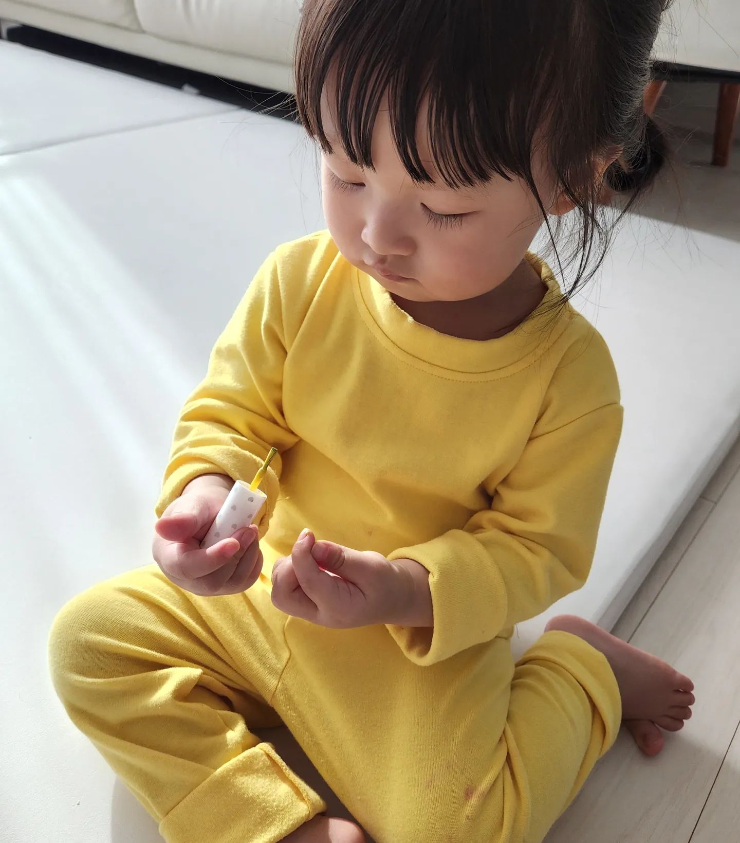 #협찬

함소아 키즈네일

딸이라 그런가, 내가 네일하고 온 날에
내 손톱 만지작 거리는 하윤이를 위한
함소아 스위티 키즈 네일.

➰️ 아이 손톱에 자극을 줄이고 영양을 주는
자연 유래 성분으로 안심하고 사용가능
➰️ 독한 리무버 냄새 없이 간편하게 쉽게
떼어내는 스위티 키즈네일
➰️ 전제품 저자극으로 어린이부터 임산부까지
사용가능한 어린이 네일

스스로 발라보고, 떼어내며 요즘 최고 좋아하게 된
함소아 키즈 네일! 스케치북에 그림그리기로 활용도
할 수 있어 1석2조👍 집콕육아 집콕놀이 해결!

#함소아화장품#함소아스위티키즈네일
#함소아키즈네일#어린이네일#어린이매니큐어
#어린이화장품놀이#집콕놀이#손톱물어뜯는아이
#어린이선물#그림그리기놀이