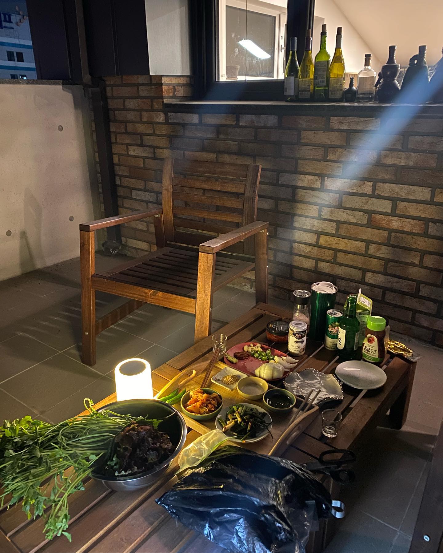.
테라스 개시한 날! 
밤에도 예쁜 우리 집. 
사실 이 날까진 조금 추웠는데 어제 바베큐 해보니 딱 맞는 날씨더라! 
날씨가 좋아질수록 더 행복한 우리 집이 될 것 같다.💕

#네모하우스#인테리어#신혼집인테리어#미니멀리스트#하우스인테리어#실내인테리어#바우하우스#모던#클래식#오후#실내조명#장스탠드조명#장스탠드#오늘의집#집꾸미기#반려묘#고양이#반려동물#꿀비#애옹#유기묘입양#사지마세요입양하세요#테라스#베란다#테라스인테리어#베란다꾸미기#테라스있는집#홈바베큐#바베큐#여행