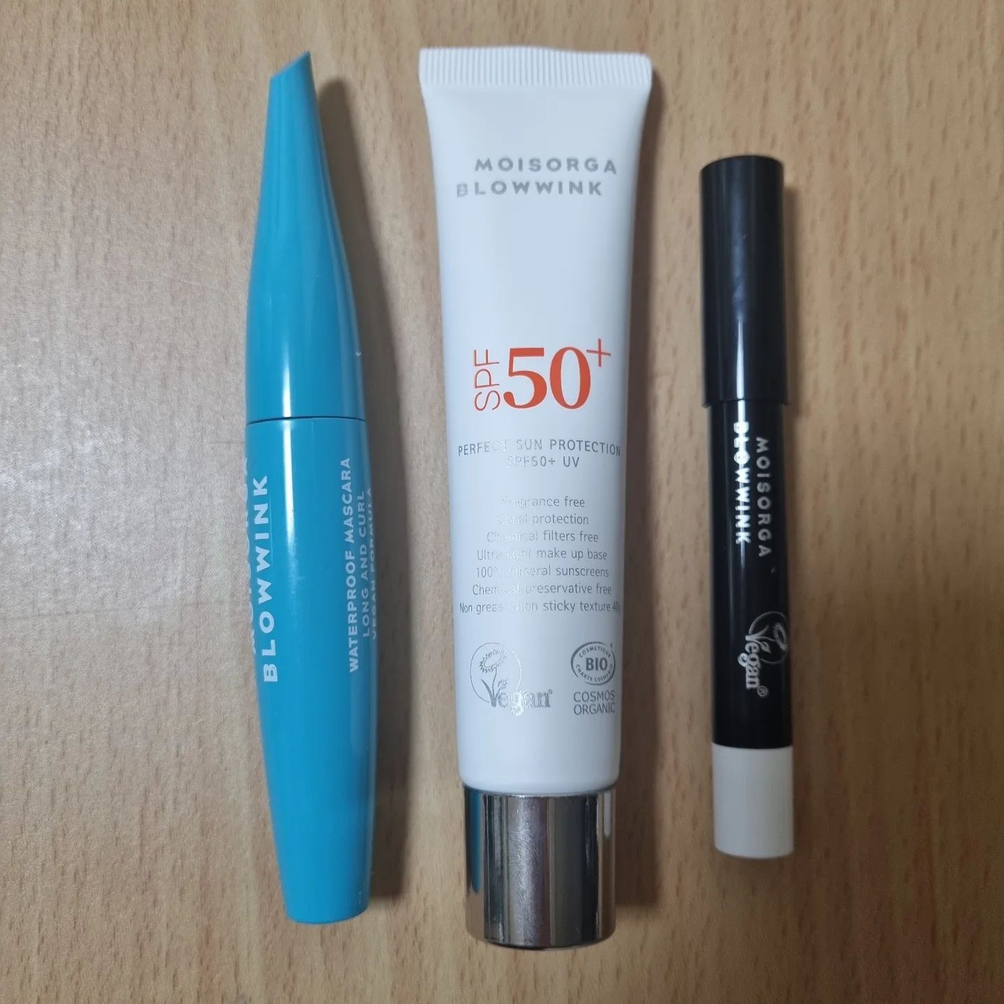 #제품협찬 #모이스올가 #클린뷰티 #비건뷰티 #마스카라추천 #선크림추천 #프라이머

순한 제품들로 프라이머도 모공 사이사이 메꿔주고 펜슬 타입으로 사용하기도 좋았고 선 베이스도 촉촉하고 톤업도 되서 좋았어요! 마스카라도 자연스럽게 속눈썹을 올려주는게 좋아요!