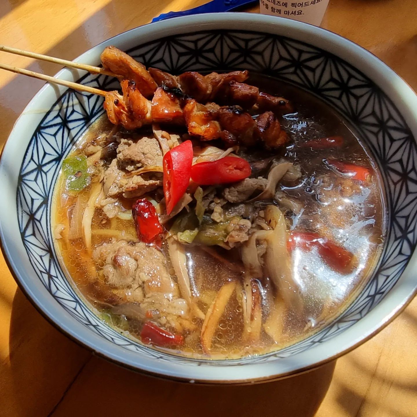 #성수맛집#성수역맛집#대림국수성수점 #대림국수
#꼬치국수

날씨가 넘좋아
요즘 핫플 성수동
친구랑 점심으로  대림국수 성수점
웨이팅하고 들어감
성수역맛집이라
줄서서  기다림
꼬치올라간.비빔면 !!온면  국밥
맛있고 이국적인맛
요기추천
디저트로  빵까지  먹방^^ㅋ