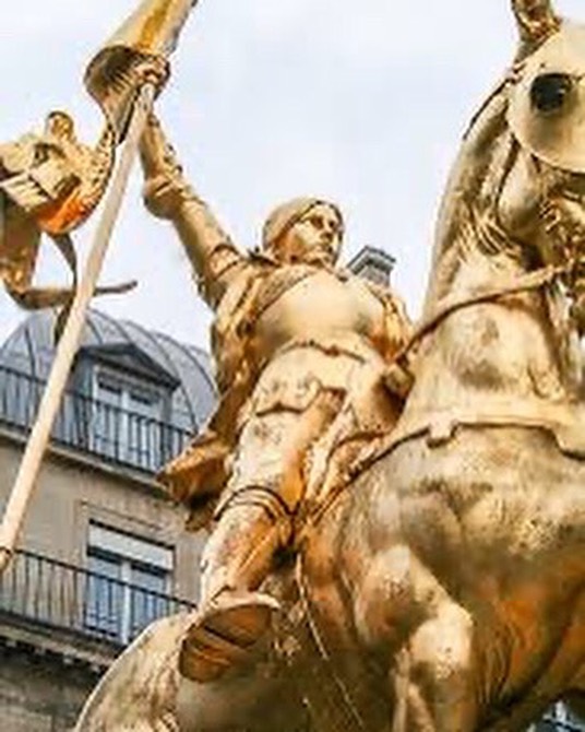 J’étais teeeelleeement importante pour l’histoire de notre pays, que j’ai un monument en Paris. 😌😌😌Il est situé dans la Place des Pyramides. Emmanuel Fremiet l’a construit en 2010 en bronze. 
Si tu irais à Paris, tu dois visiter ma statue!🗽⭐️