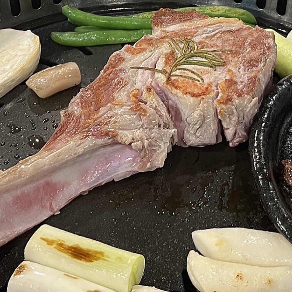 #협찬 

🍽 도티누리 (동탄) 

처음으로 돼지고기 “프렌치렉” 구이를 영접 하고 왔어요. 실제로 보니 양고기 프렌치렉보다 훠얼씬 큰 사이즈에 두께도 장난아니더라구요. (고기 두께 동영상으로 봐주세요 ☆) 

떡, 대파, 그린빈, 버섯이 곁들여져 나오고, “돈차돌” 두점이 서비스로 함께 나오는데, 야들 야들하니 딱 차돌박이처럼 입에서 녹는 맛,,,, 🤤 

프렌치렉은 소금 살짝 찍어 먹어보기도 하고, 젓갈이랑도 먹어보았는데 개인적으로 젓갈이랑 먹는게 베스트였어요. 

제주도 근고기에 맬젓얹어 먹는 그 맛이었어요. 제가 젤 좋아하는 조합이라 대만족 🤗 

정신없이 프렌치렉 해치우고,,, 배는 부르지만 무언가 살짝 아쉬워서 항정살 1인분 추가주문하고, 된찌에 밥까지 야무지게 클리어 하구 왔습니다. 

담번엔 재방문해서 “돈차돌+목살+삼겹살” 이 조합으로 먹어보려구요 🤍 

———————————————————————————-

✔️도티 생 프렌치렉 36.0 
✔️도치 생 항정살 17.0 
✔️생맥주 테라 4.0 
✔️된장찌개 3.0 
✔️공기밥 1.0 

#탱자_동탄