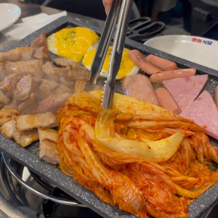 먹도리🍽💙’s Instagram profile post: “#협찬 🐖 경아식당 다산점 📍 경기 남양주시 다산중앙로123번길 7-34 ⏰ 매일 11:30~24:00 (B.T 14:30~16:30) 🚗 지하주차장 이용 묵은지 삼겹살 좋아하시는 분