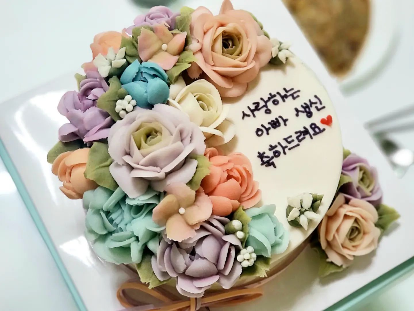 오늘 생신인 아빵🎂❤
주말에 친정가서 미리 축하 해드리고 오기🎂
본가 근처에 있는 떡케이크집인 '아이케이크유(icakeumia)'에서 주문제작했는데 넘 맛있다고 엄마가 굉장히 부러워해서 담달 엄마생신에도 할 예정이랍니당....ㅎㅎㅎㅎㅎ

아빠가 아직 40대, 50대일 것 같은 느낌인데, 올해 60세가 됐다는게 너무 안 믿기기구 내년 환갑에는 어떤 이벤트를 해줘야할지...벌써 고민이네요🤔ㅎㅎㅎ
(오랜만에 아빠한테 편지쓰는데 괜히 혼자 울컥했던 주말🥲)
