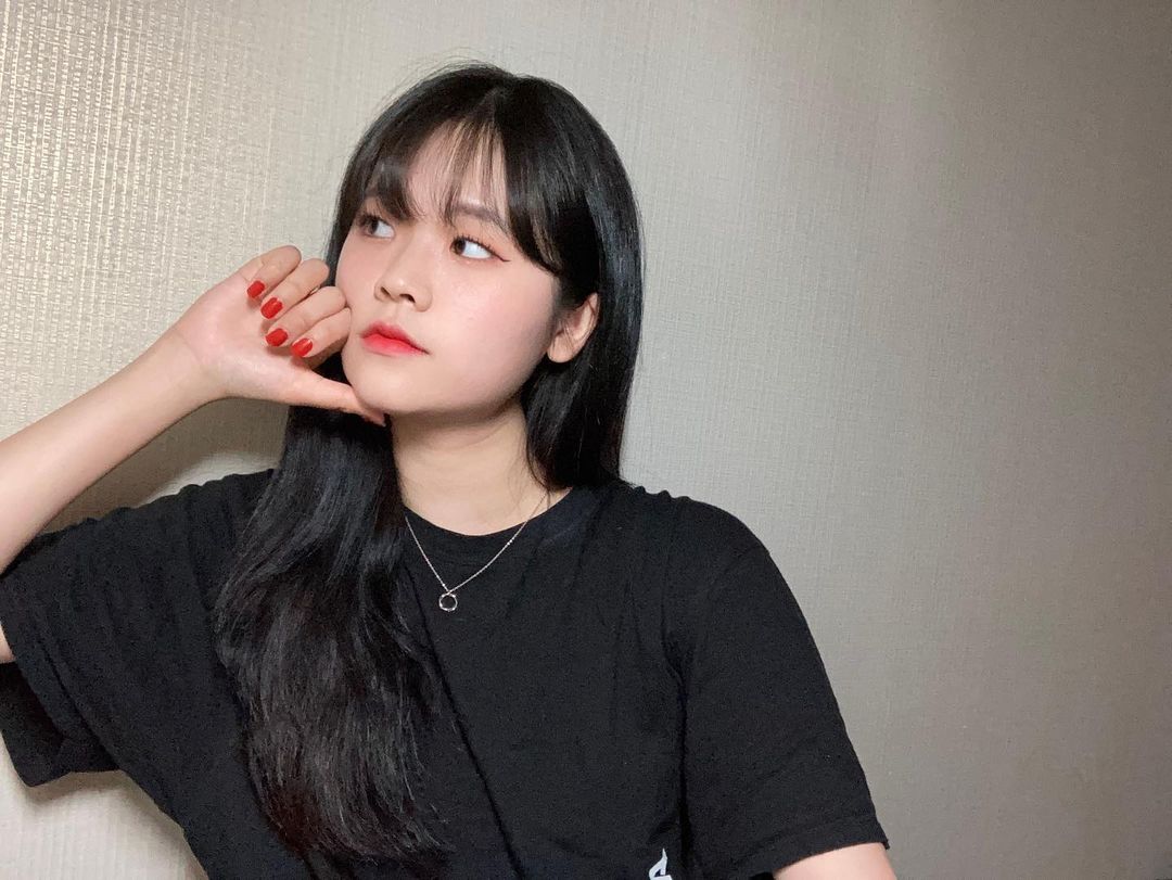 김은교 on Instagram: “#협찬 요즘 유행하는 갸루피스 2배는 예뻐보이는 방법: 글램벅스 젤네일을 사용한다 ㅋㅋ 메니큐어도 제대로 못 바르는 똥손인 나한테 한줄기 빛같은 글램벅스 젤네일..