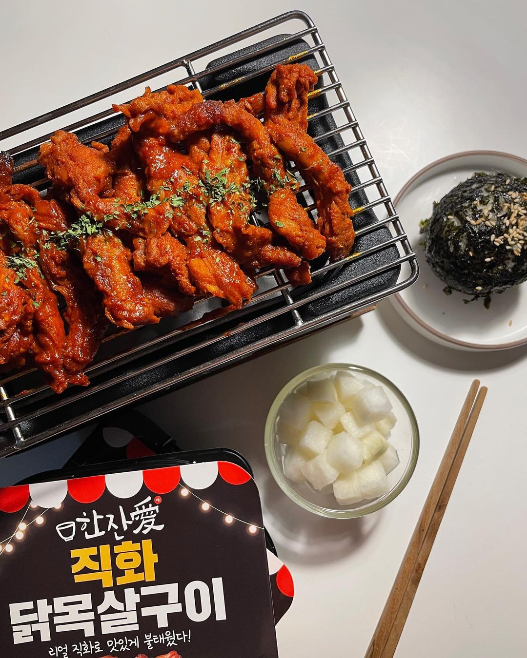 밥심으로 사는 먹깨비 커플_밥플🍚 on Instagram: “#협찬 🔥불맛이 솔솔_한잔애 직화 닭목살 구이 안녕하세요💕 유난히 몸이 지치는 한 주가 흘러가고 있어요~ 드디어 내일 하루만 버티면 꿀