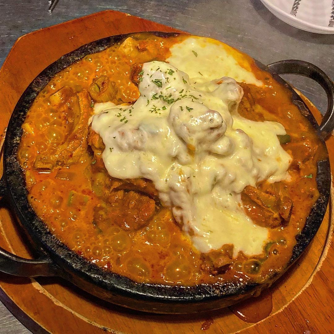 먹뜰 | 먹스타그램’s Instagram photo: “#등갈비달인 🪧이날의 메뉴 [ 김치 치즈 등갈비(작은넘) $32,000원 ] 성남 모란의 자랑 등갈비 달인 ❗️ 아찔한 색감 #취향저격 24시간 숙성과 두 번 삶는