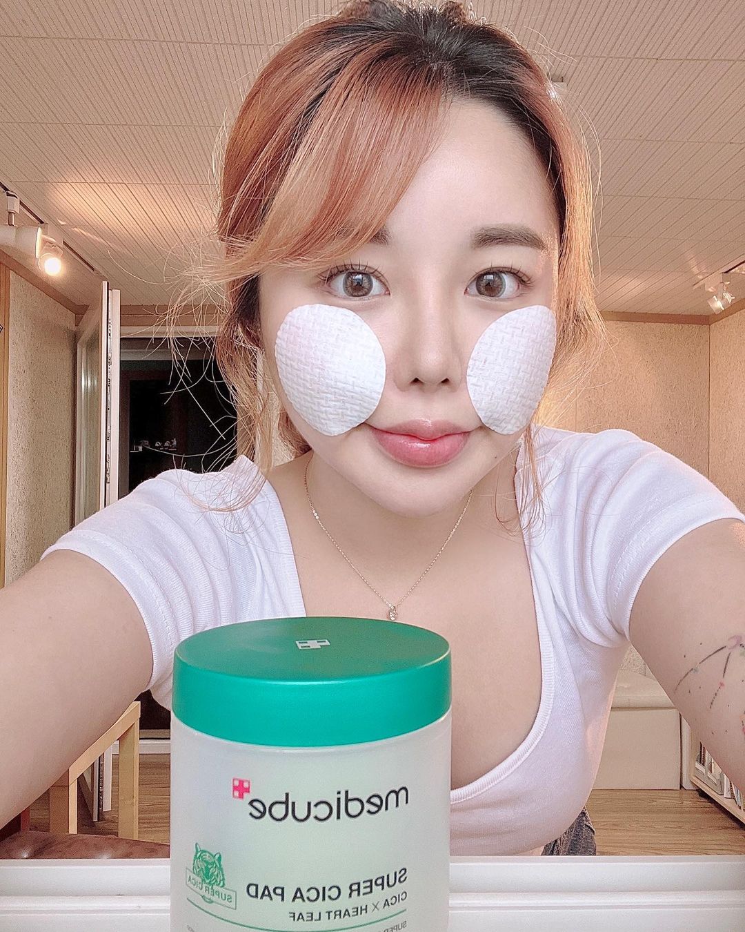 예지’s Instagram profile post: “#협찬 @medicube_korea 요즘 입주위에 트러블이 하나 둘 씩 자주 올라와서 기초제품으로 유명한 #메디큐브 의 진정라인인 #시카패드 써봤어요오❤️ 메디큐브 스테