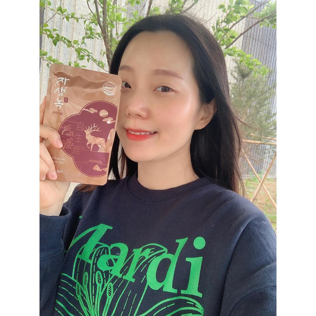 스윗수 on Instagram: “#광고 아무래도 체력이 예전같지 않아 자생녹 오리지널을 찾아 먹게 되었어요 환절기에도 건강 유지를 위해 먹음 넘 좋을 것 같아요 한 포씩 챙겨먹기도 편하고 가정의