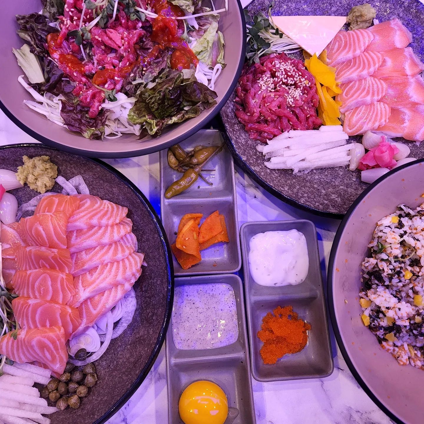 (가게 조명때문에 색깔이 조금 거시기하지만)
이집.. 넘 맛있어서 안올릴수가 없네

원래도 육회, 연어.. 날거 좋아하지만
여긴 가성비, 맛, 양 세마리토끼잡은곳🤣🤣

육회비빔밥은 점심특선으로 먹으면 5900원(더모아카드쓰면 5천원ㅋㅋ)

1인세트메뉴도 있고 무한리필도 있어
원하는대로 먹을수있어 굿굿

오랜만에 만족한 맛집🥰

갈산역 2번출구 10분이내 위치
#육회바른연어 #육회바른연어갈산점