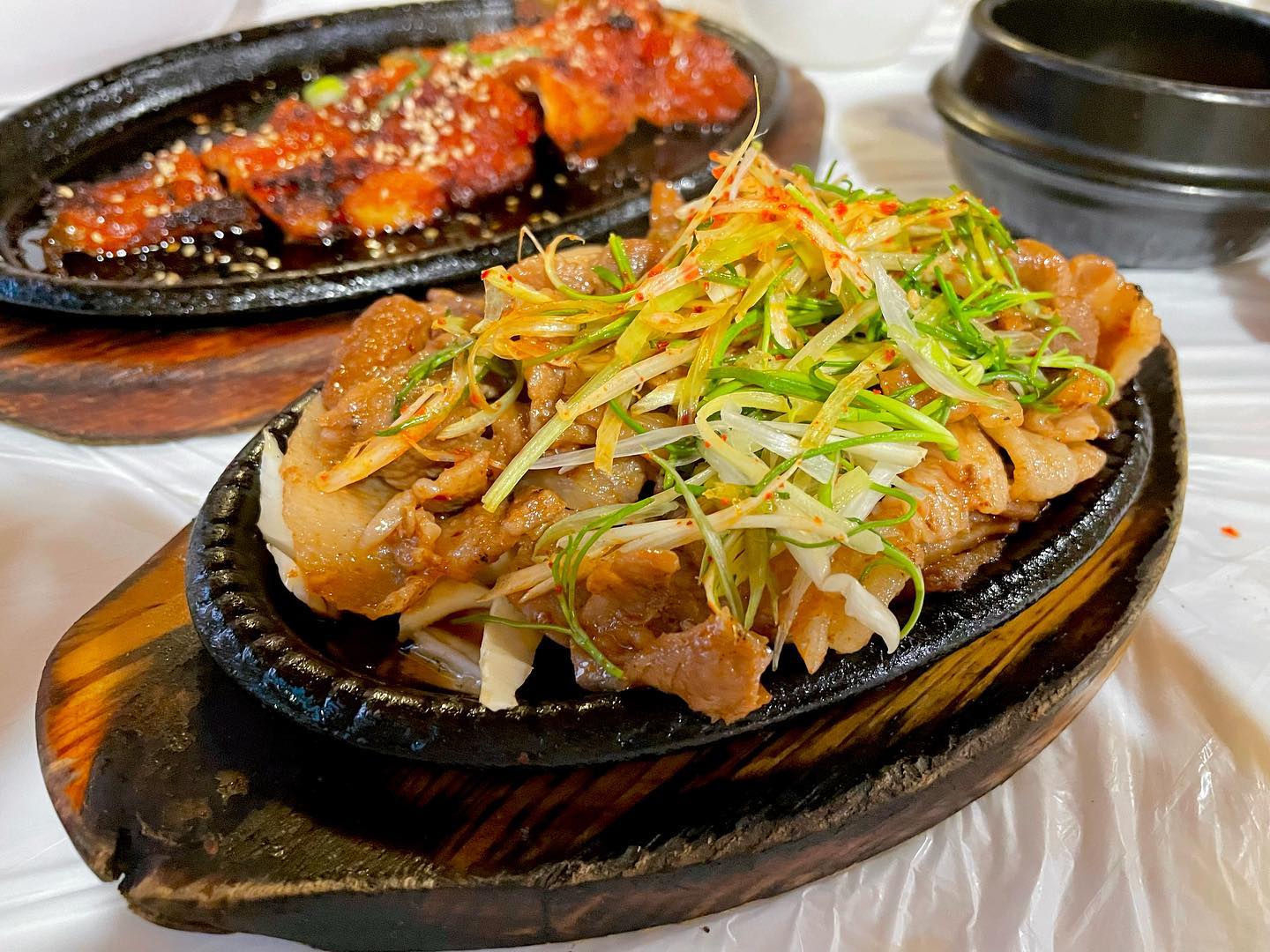 #경기도광주맛집 #초월보리밥

🔥 #곤지암 #화담숲 근처 맛집 초월보리밥 !!

황태, 제육 둘 다 나오는 '초월정식'
황태는 두툼하니 맛있고, 
제육은 강된장 넣어 쌈 싸먹으면 굿굿!!👍🏻

보리밥에 야채과 나물을 골고루 넣고 고추장 슥쓱 비벼서 먹으면 얼마나 마싯게요~?

인원수대로 시키면 보리밥, 나물, 청국장 모두 계속 리필이 된대요!
사장님께서 계속 더 먹으라고 하셨는데 
이미 처음에 주신 것도 많아서 배불렀어요🤣

사장님도 넘 친절하시고 배 터지게 먹고 왔슴당💜

🔥 초월 정식_14,000원
🔥 황태구이 정식_13,000원
🔥 철판제육 정식_12,000원
🔥 보리밥 정식_11,000원