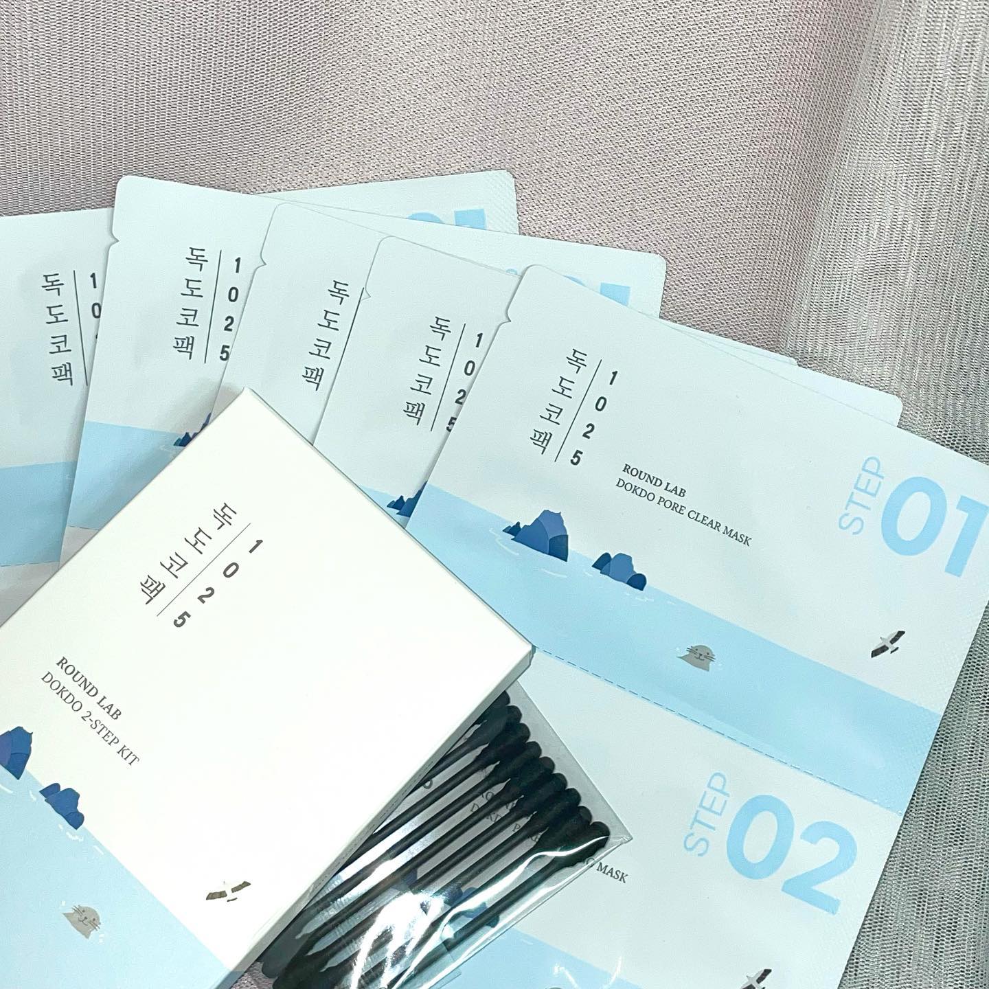 💙1025 독도 코팩💙

- 코팩이라고 해서 떼어내는 자극이 될 수 있는 제품인줄 알았는데 그런거 전혀 없이 자극 없이 코팩 역할을 제대로 하는것 같아요 
- 
- 하고 나서 코가 빨개지거나 자극이 과하게 들어가거나 전혀 없이 별거 안 했는데 빠진것 같아서 제대로 이때까지 써본 코팩 중에 제일 좋은것 같아요!! 
- 
- 1과 2로 나눠진 제품인데 1은 써봤을때 살짝 화한 느낌이 났고 2로 진정을 할때는 살짝 화한 느낌이 났지만 코에 자극은 전혀 없었어요 
- 
- 이 제품 쓰기 전에는 코가 좀 더럽고 깔끔하지 않고 보기 싫었는데 하고 나니깐 좀 정돈된 느낌이 들고 코 만져보면 매끈매끈해져 있어서 저는 진짜 만족하는 제품입니다!!!

✔ 뽑지말고 녹이는 멜팅 테크놀로지
식물유래 성분이 블랙헤드와 피지를 녹여 자극없는 피지 케어!

✔ 간편한 2-Step 코팩
부드럽게 녹이고, 산뜻하게 진정하는 간편 모공케어! 

✔ 매끈 코를 위한 진정 케어
특허성분 안티세범피가 노폐물이 빠져나간 모공을 조여 집중 케어 !

#라운드랩 #독도코팩 #피지케어 #블랙헤드케어 #달걀코완성 #매끈모공 #저자극모공케어 #마일드모공케어 #데일리모공케어 #간편모공케어 
#집중모공케어 #코팩추천 #좋아요 #맞팔