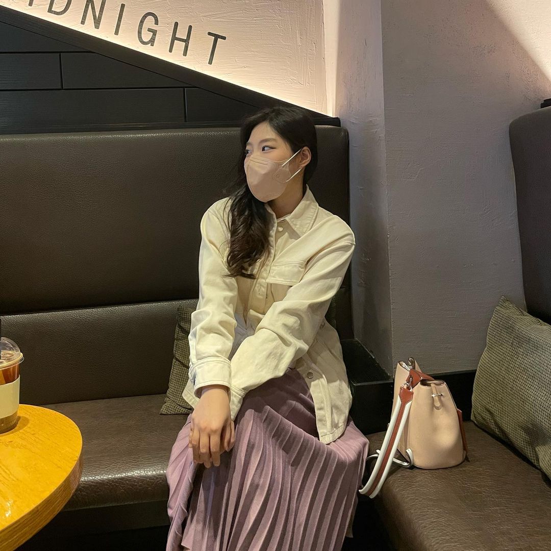 이수지 on Instagram: “#광고 바람에 날리는 모습이 너무 예쁜 데일리로 착용하기 좋은 스커트💜💜💜 친구들 만나는 날에 꾸미고 싶으면서 활동하기 편한 옷으로 선택하고싶을때 딱 맞는 스