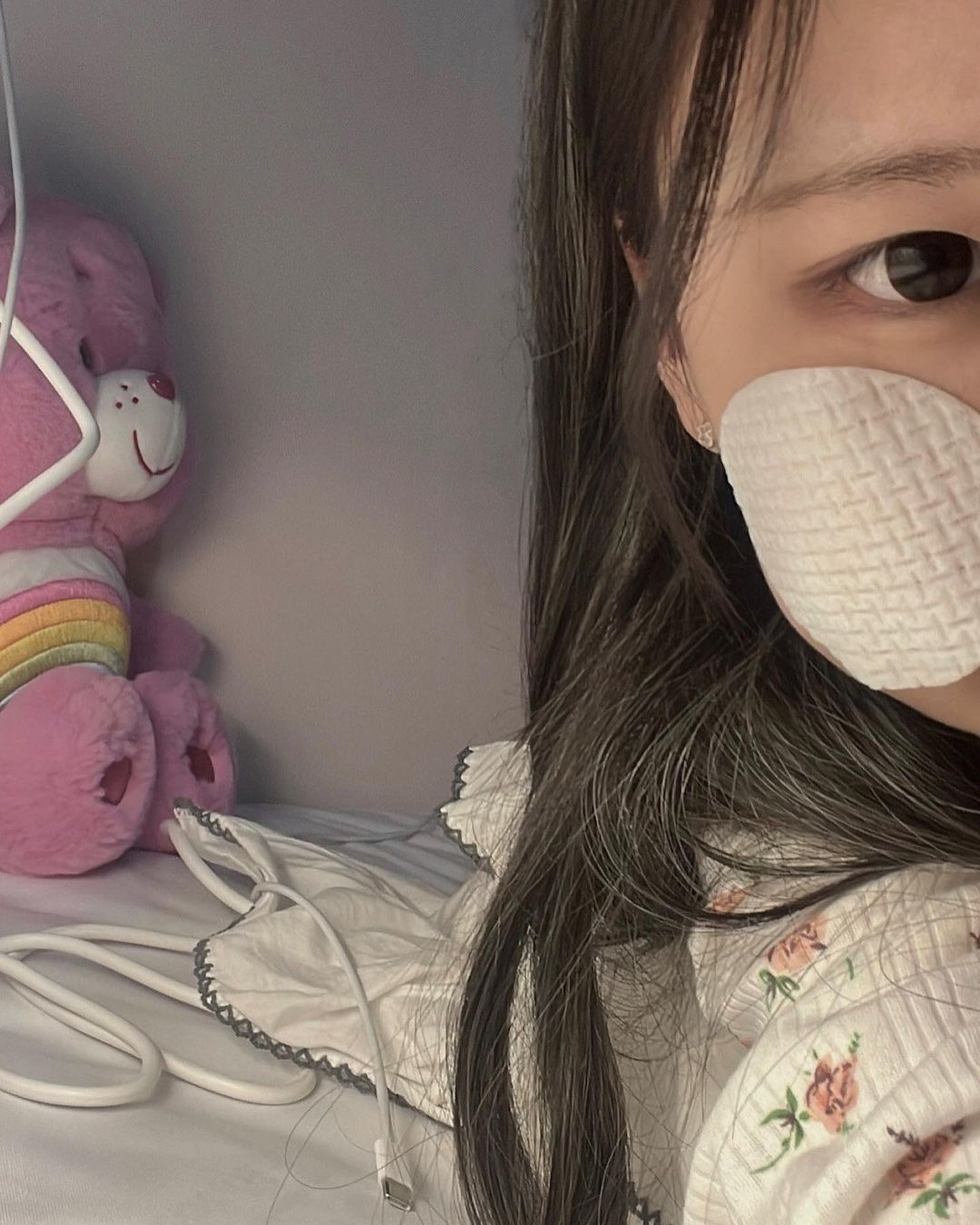 윤정 on Instagram: “#협찬 에센스가 찰랑거리도록 많이 담겨있는데 정제수 대신 병풀추출물 88%함유한 에센스라서 진정이 잘되고 패드원단이 한 쪽은 피부가 민감하다고 느끼는 날 진정 팩으