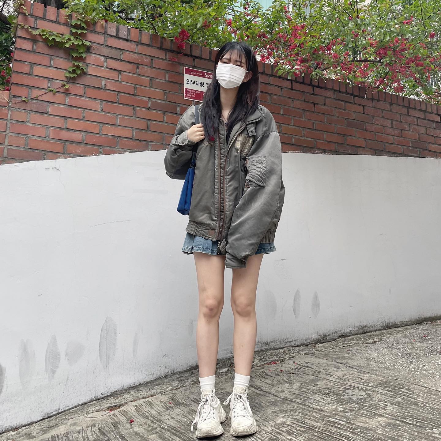 #리미옷장탐구생활

수요일에는 치마 입으면 추웠는데…
오늘은 과연..?@-@
.
.
.
.

#패션 #패션스타그램 #패션계정맞팔 #꾸안꾸 #스물넷 #20대코디 #코디추천 #캐주얼룩 #스트릿 #스트릿룩 #빈티지 #힙찔이 #한남동나들이 #여자코디 #힙찔이 #코디 #데일리룩 #ootd #오오티디룩 #빈티지 #빈티지룩#일상룩 #데일리코디 #맞팔 #선팔맞팔
