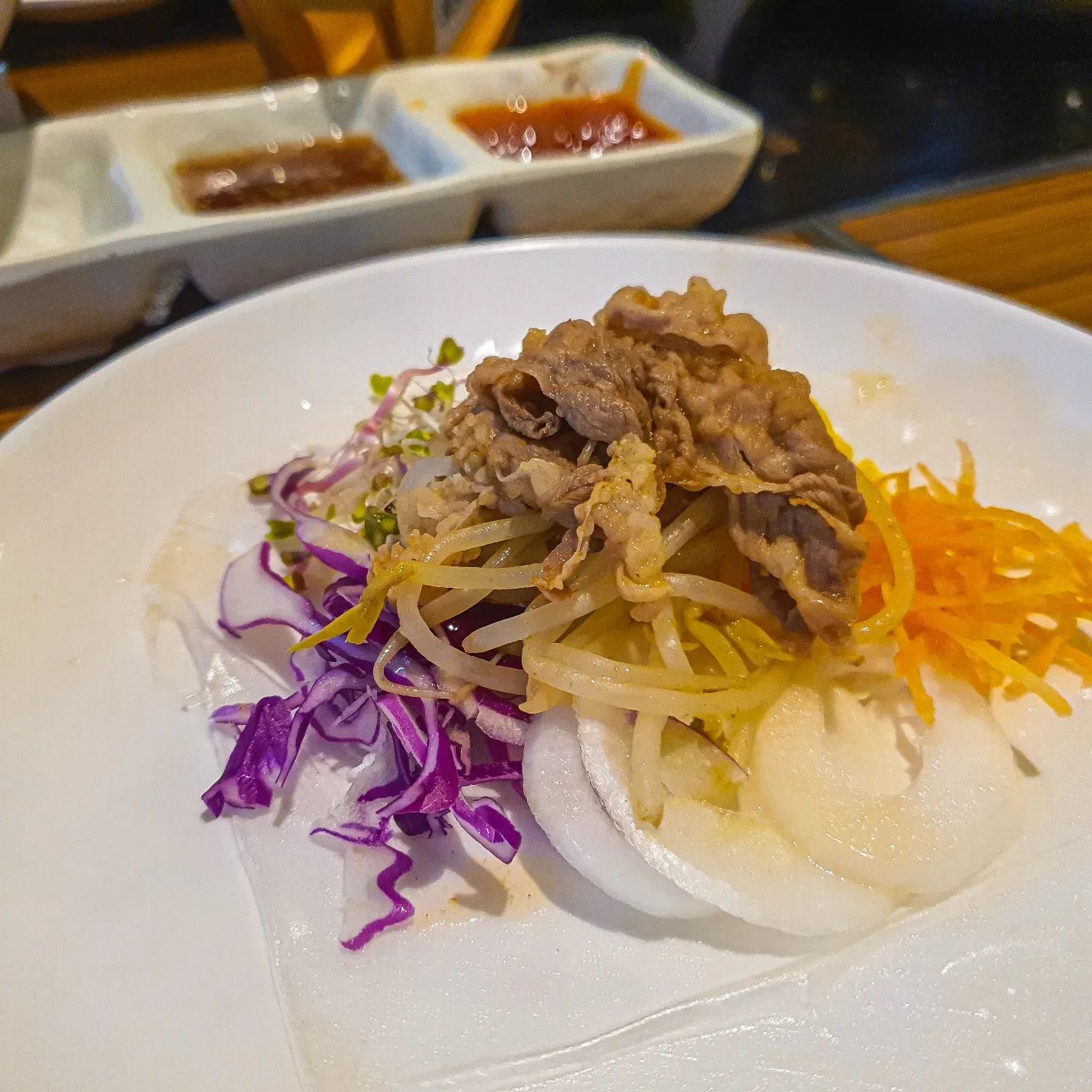 🍲뜨끈한 샤브샤브가 무한리필?!🍲

식당명- 샤브올

주소- 경남 창원시 성산구 중앙대로100번길 9 
  리베라컨벤션 3층

메뉴- 소고기 무한리필  27900원

개인적인별점 ★★★★☆

날씨도 쌀쌀하고💨 간만에 야채도 고기도 잔뜩 먹고싶어서 상남동 샤브올에 갔습니당😊
육수를 순한맛 얼큰한맛 선택 가능한것도 좋고
고기가 무한리필이라 더 좋았다😊😊
(육수는 얼큰한걸 골랐당🌶)
육수에 숙주, 청경채 등 취향에 맞게 골라 담아온 야채 듬뿍 넣고 고기도 듬뿍 투하🥩🥩
얼큰한 국물을 머금은 야채와 고기를 라이스페이퍼에 한 쌈 바로 입으로 직행🤤🤤
샤브샤브 말고도 셀프바에 튀김, 피자, 소스류, 음료 등등 다양한 먹거리가 있어서 여러가지 맛을 즐길수있는것도 좋았다😊😊
셀프바에 치킨이있는데 이집.. 치킨 맛집이다 ㅋㅋㅋㅋㅋ 다른곳과 다르게 뼈치킨인데 옛날 치킨느낌이라 존맛이였다👍👍
한가지 아쉬운점!! 디저트류가 좀 부실한게 흠이다😔

뜨끈한 국물, 싱싱한 야채, 맛있는 고기를 마음껏 먹고싶을때 한번 들려보자😄😄

.

.

.

.

.

.

.

#먹스타그램 #맛스타그램 #맛집수집 #맛집수집가 #맛집탐방 #맛집추천 #경남맛집
#경남맛집추천 #창원맛집 #창원맛집추천 #상남동맛집 #상남동맛집추천 #샤브올 #샤브올상남점 #샤브샤브 #샤브샤브맛집 #샤브샤브맛집추천 #무한리필 #무한리필맛집 #샤브샤브무한리필 #상남동샤브샤브 #뷔페 #뷔페맛집 #치킨맛집 #월남쌈 #상남동뷔페 #상남동무한리필 #고기무한리필 #먹팔 #먹팔맞팔
