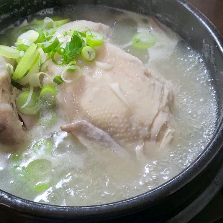 인천 주안맛집 고려한방삼계탕
보양식 먹고 기력 회복하고 왔어요.
복날에만 먹기보다 기력을 보충하러 자주는 아니여도 찾아오게 됩니다. 살이 야들야들 부드럽고 뽀얀국물에 뜨끈하게 먹으면 최고지요.

#고려한방삼계탕 #주안삼계탕 #몸보신음식 #주안삼계탕맛집