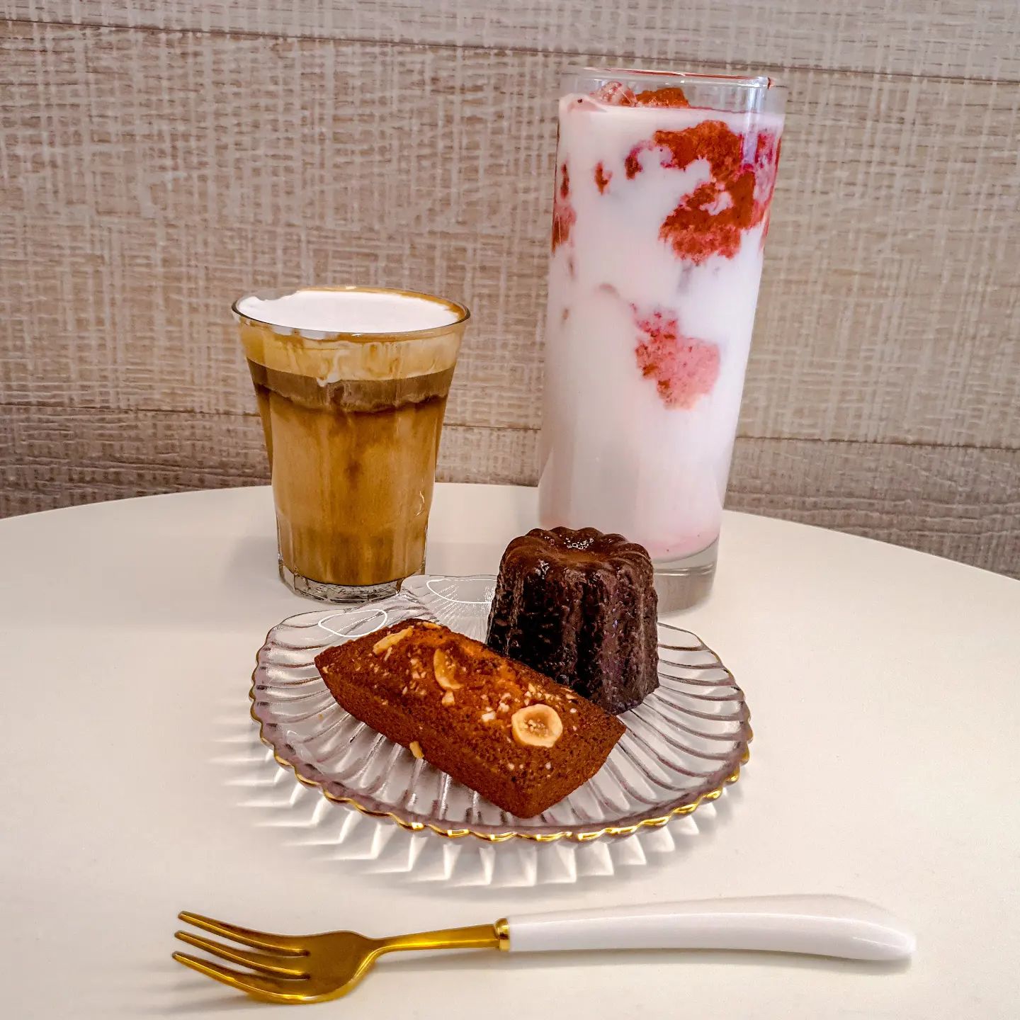 ☕️여름에 맞게 시원한 느낌!! 블루샥☕️

카페명- 블루샥

주소- 경남 창원시 성산구 마디미로4번길 1 
  103호

메뉴-  샥라떼  3400원
  설향 딸기 라떼  4400원
  헤이즐넛 휘낭시에  2800원
  까눌레  2800원

개인적인별점-★★★★☆

귀여운 블루샥이 반겨주는 블루샥 카페!! 🦈 
전체적으로 화이트와 블루톤 색상의 카페라서 시원한 느낌이 들고 아기자기한 느낌😌😌
깔끔한 외관답게 내부도 아주 깔끔합니당👍
메뉴 구성도 일반적인 카페음료들과 트렌디하고 특색있는 음료들이 골고루 있어서 선택장애를 유발할지도...😅😅

샥라떼- 블루샥카페의 시그니처❗️❗️
 아인슈페너 느낌의 크림라떼☕️
 부드럽고 고소한 맛 뒤에 느껴지는 
  크림의 달콤한 맛이 좋았다☺️☺️
 다만 생각보다 쓴맛이 많이 느껴지는 
  편이라 다소 부담스러울수 있다😶

설향딸기라떼- 개인적으로 딸기를🍓  너무 
  좋아하는데 딸기 알갱이가
  큼직큼직하고 듬뿍 들어있어서
  너무 좋았당😊
 특별한 맛이 있는건 아니지만
  무난하게 맛있는 딸기라떼🍓🍓

휘낭시에- 여러가지 맛이 있었는데 남은게
  별루 없어서 아쉬웠다...😢😢
 헤이즐넛 맛을 골랐는데 
  고소한 헤이즐넛과 버터의 풍미가
  은은하게 느껴지는 부드러운 맛이
  너무 좋았당🤤 근데 너무 작아!!!😡

까눌레- 처음보는거라 한번 시켜봤는데
  굉장히 신기한 맛이였다😯😯
 바닐라빈과 럼주가 들어간다고 했다🥃
 겉은 엄청 바삭😋속은 촉촉 그자체😌
 약간은 쌉싸름한 럼주향과 달달한 
  바닐라향이 생각보다 잘 어울렸다🤤
 식감도 맛도 굉장히 신기한 경험☺️☺️

전체적인 가격도 저렴한편이고 분위기도 괜찮은 곳이라 꼭 다시 가볼 의향이 있다😁
다음엔 특색있는 음료들을 먹어봐야징😆😆

.

.

.

.

.

.

#먹스타그램 #맛스타그램 #맛집수집 #맛집수집가 #경남맛집 #경남맛집추천
#창원맛집 #창원맛집추천 #상남동맛집
#상남동맛집추천 #상남동카페 #상남동카페추천 #창원카페추천 #분위기좋은카페 #깔끔한카페 #블루샥 #블루샥커피 #블루샥카페 #샥라떼 #카페맛집 #설향딸기 #딸기라떼 #까눌레 #까눌레맛집 #휘낭시에 #헤이즐넛휘낭시에 #카페라떼 #커피맛집 #먹팔 #먹팔맞팔
