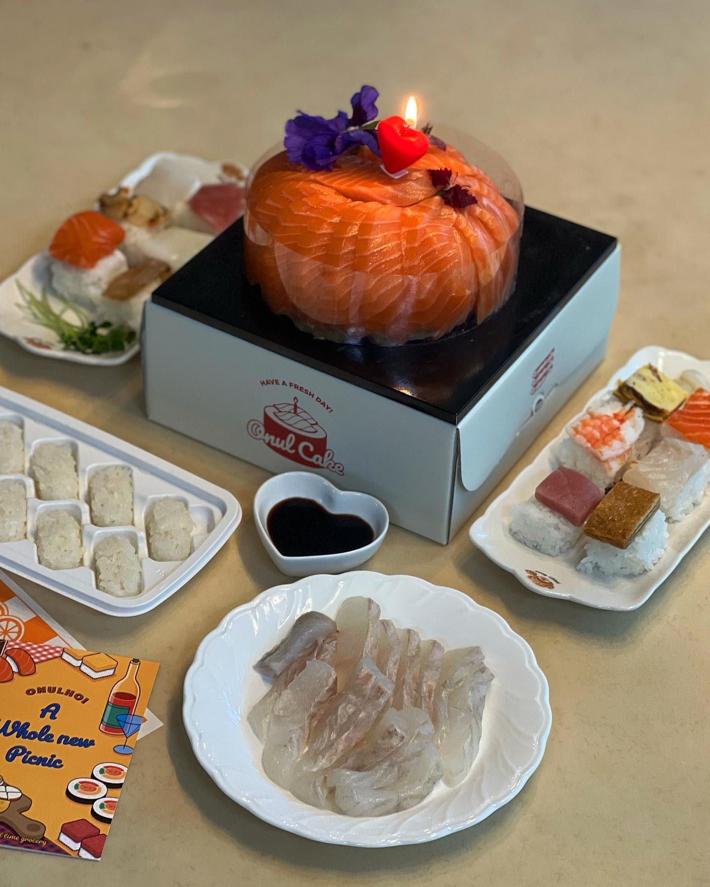 #협찬 #오늘회제공 onul_hoi 

다가오는 어버이날 다들 준비 하셨나요❔
케이크 준비 아직 안하셨다면
오늘회 연어회케이크는 어떠신가요 🎂❗️
오늘회에서 신선한 연어회를 케이크로
예쁘게 만들어서 판매 중이더라고요
진짜 케이크처럼 케이크 상자는 물론,
위에 식용꽃 데코까지 돼있었어요🌼💜

저는 어버이날 + 동생 생일겸 미리 준비했는데
부모님께서 정말 좋아하시더라구요 ☺️💓

연어회케이크만하기에는 조금 비어보일까봐
누름초밥과 숙성광어회, 초밥밥까지 함께
플레이팅하였습니다 🍣🫶🏻

당일 손질한 회를 당일날 받을 수 있는게
진짜 오늘회의 제일 큰 장점같아요 😝 
횟감이 싱싱하니 회로도 먹고, 초밥으로도 먹어도 정말 정말 맛있었습니다 ❤️

어버이날 상차림 아직도 고민중이시라면
오늘회 강력추천 해드릴게요 💯🔥

-
#오늘회 #오늘드림 #초신선마켓 #연어회케이크 #회케이크 #연어회 #누름초밥 #나혼자숙성광어회 #숙성광어회 #광어회 #경기주청으로만든초밥  #꿀조합 #우리집이회맛집 #새벽배송 #당일배송