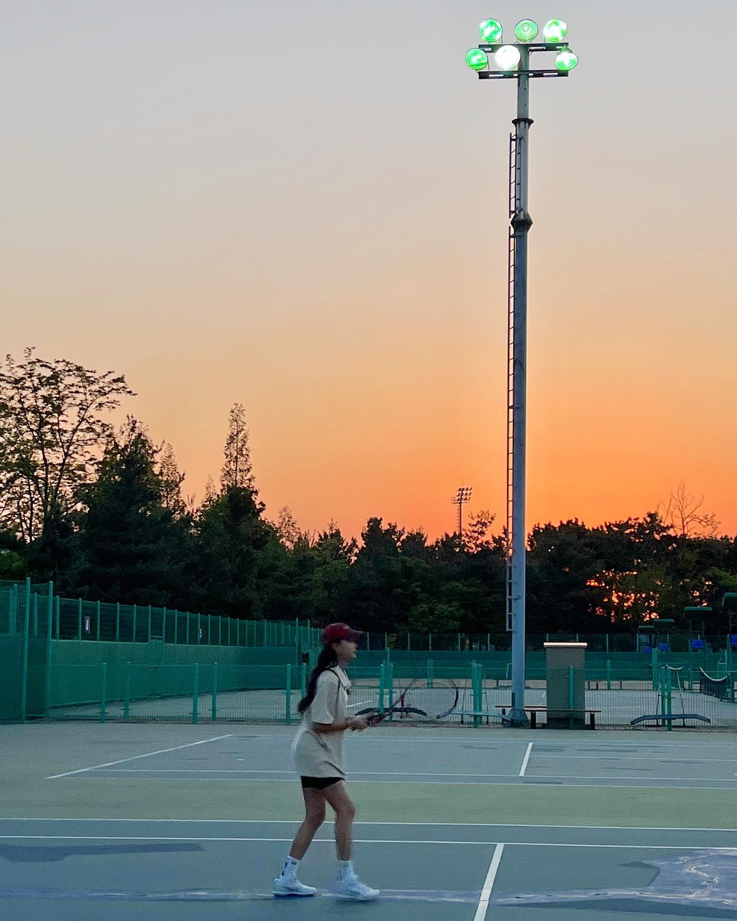 퇴근 후 이런 하늘 보면서 테니스 치는게 행복이쥐 🫢🧡