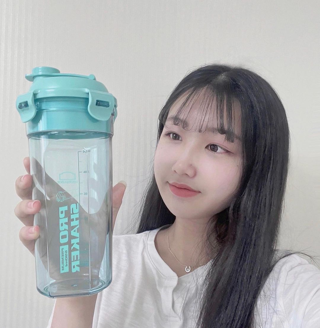 한정은’s Instagram profile post: “#광고 락앤락 프로쉐이커 트라이탄 690ml💧 락앤락과 공동개발한 제품이에요! 아기들 젖병에도 사용되는 정말 안전하고 튼튼한 트라이탄 소재로