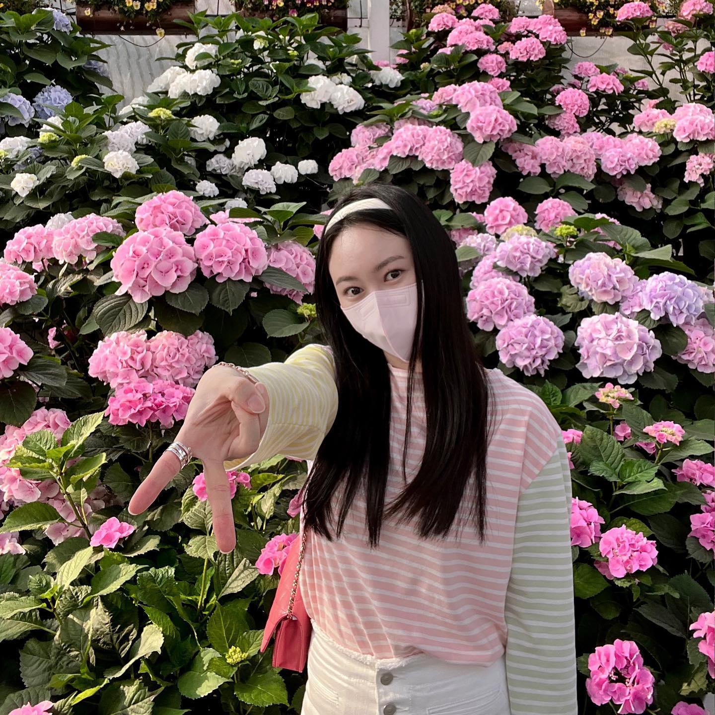이게 유행이라면서요..✌🏻
오랫만에 #엄마지분 ....☺️🌷💕🌈🐷
꽃 너무 예뻐서 모든 수국 앞에서 셀카 찍기... 이럴주 알았으면 화장좀 하고올걸....ㅋㅋㅋㅋㅋ 마스크 있어서 다행2g😷
여보 고마워🫰🏻🤍❤️ 윰차에서 잠든 이서도..😉

#제주도 #제주여행 #제주도민 #제주일상 #서귀포 #셀카 
#데일리룩 #아웃핏 #럽스타그램 #휴애리 #제주수국 #꽃놀이