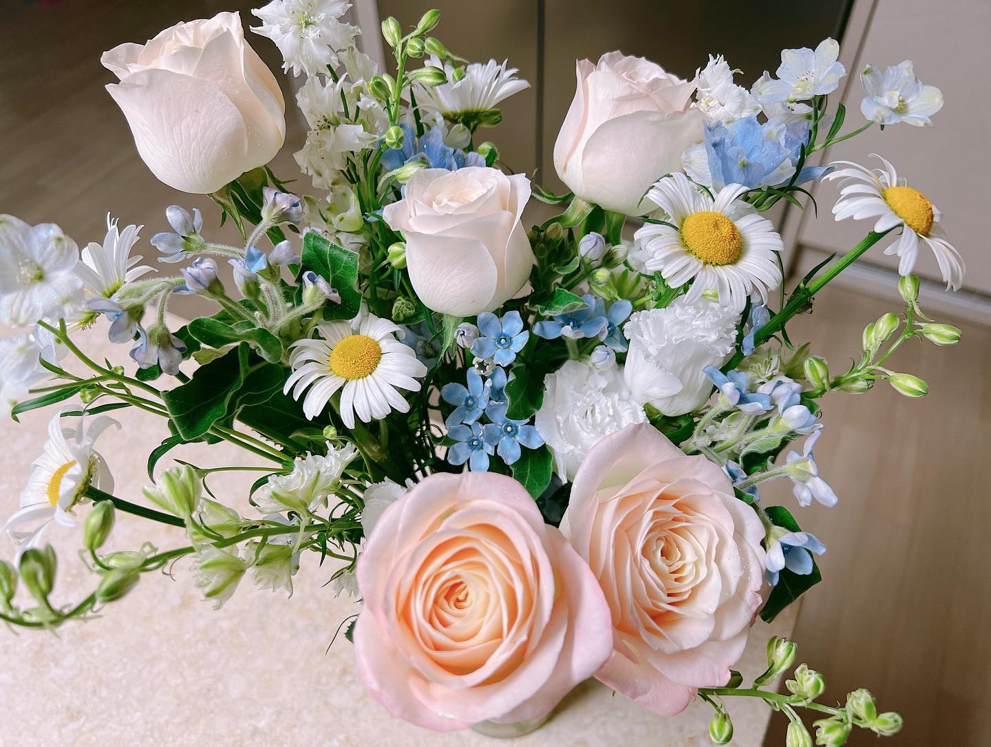 #첫줄👋 
올해 1월부터 얼굴보기 힘든
우리집 큰아들이자 남편
새벽부터 나가서 밤늦게 귀가
대화를 해본지가 언제인지..

서먹하고 어색해진 우리사랑꾼
양손가득 들고오는 생일선물
사실 조금 놀랬다 ㅋㅋㅋ

감동의 손편지와 금일봉
쌍따봉 👍🏻👍🏻

예전에는 꽃사면 돈으로 달랬는데
늙었는지 이쁘다 이뻐😍
고마워 서방❤️

#생일선물 #생일꽃다발 
#우리집사랑꾼❤️ 
#꽃이이쁘네 
#돈은더이쁘네