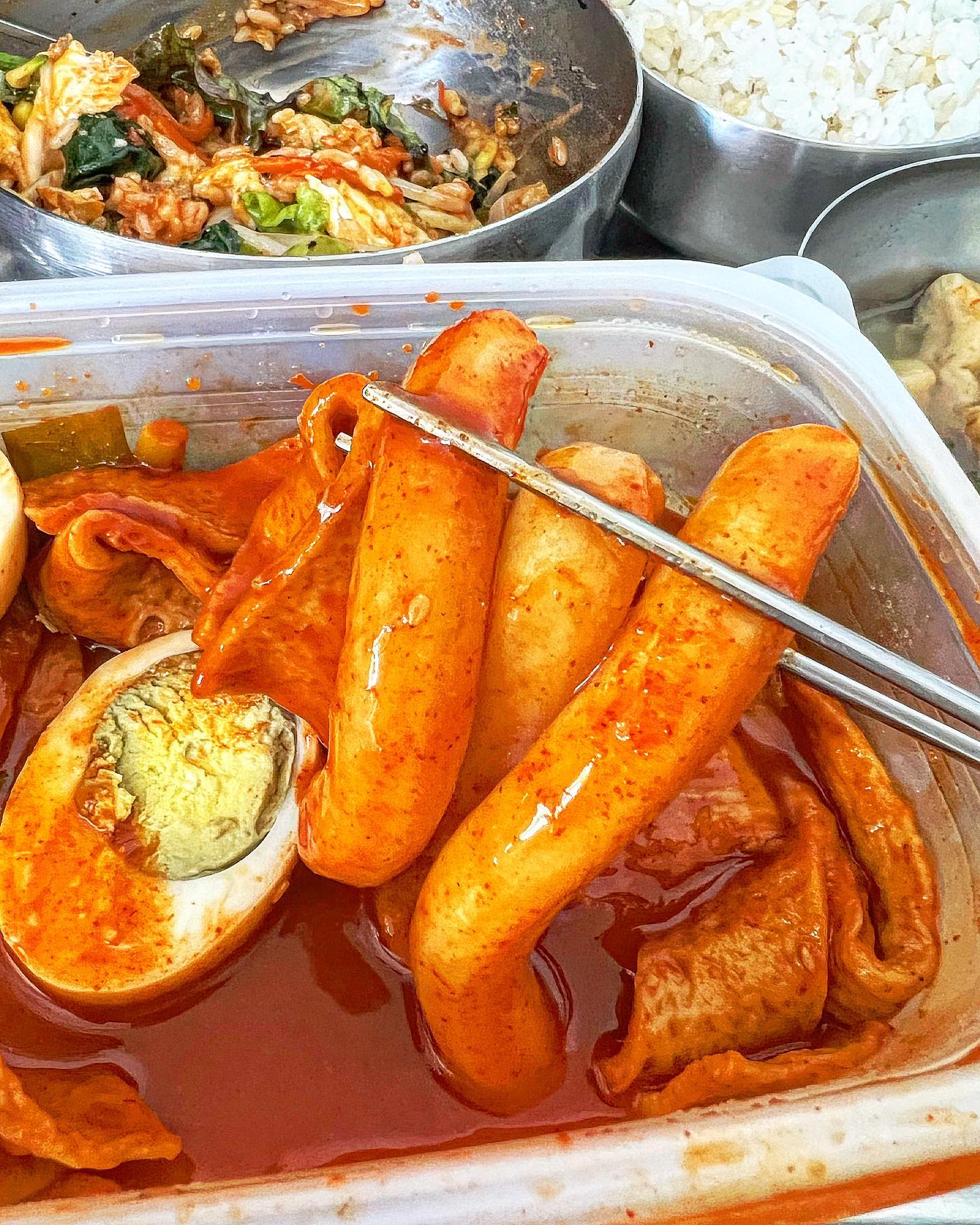아침부터 매콤한 떡볶이가 땡겨서 다녀왔습니다😎

☑️기본김밥_국물떡볶이(전라북도 익산)

아침부터 칼칼한거 땡기는데 마라탕을 
시키자니 너무 속이 쓰릴 것 같아서
결국 고르고 골라 국물 떡볶이 !

여기는 마사지샵 사장님께서 추천해준
떡볶이 집이에요-김밥집인데? 하실 수 있는데
떡볶이가 매콤하니 정말 맛있어요ㅎㅎ
5,000원인데 재료가 푸짐하니 너무 좋더라구요

✔️떡볶이에 계란 한알 안들어가있으면
그렇게 섭하던데 혹시 저만 그런가요,,🥺
여기는 감사하게도 넣어주시더라구요 
얼큰한 떡볶이 국물에 계란 노른자 쓱쓱 비벼서 후루룩 
먹는게 왜이렇게 맛있는지 몰라요❤️

 〰️

기본김밥(전라북도 익산)

기본 떡볶이 5,000원

🏠영등동 688-1

다음에 가면 계란이랑 떡만 달라고 하려구요🐰
저는 오뎅보다는 몰캉몰캉한 떡파,,🤍🤍

#땡초러버_전라도익산