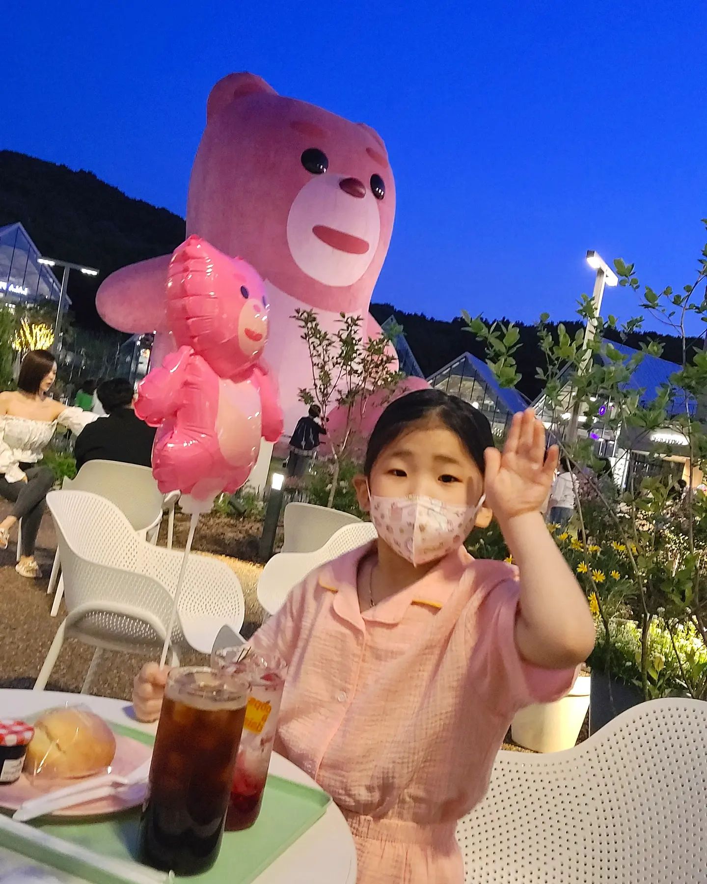 🐻밸리곰🐻

의왕에 밸리곰 이사왔다고 해서
어제 따니 데리고 다녀왔어요💓

어제 주차 무료라 시간 걱정 안하고
저녁까지 놀다 왔네요 ㅎㅎ

물놀이터도 개장했던데 아이 물놀이 시키려면
수건이랑 물놀이할때 입을 옷, 신발 챙겨가세요!
(신발 안신으면 입장불가)

저희는 아무것도 안찾아보고 그냥 갔는데..
따니가 발만 담군다더니 옷 다 젖어서
결국 옷2벌이랑 속옷 샀어요 😂😂

주말이나 오늘같은 휴일엔 사람 많을듯 하니
평일 방문 추천해요!

📍의왕 롯데프리미엄아울렛 타임빌라스
이용시간: 10:30-21:00
