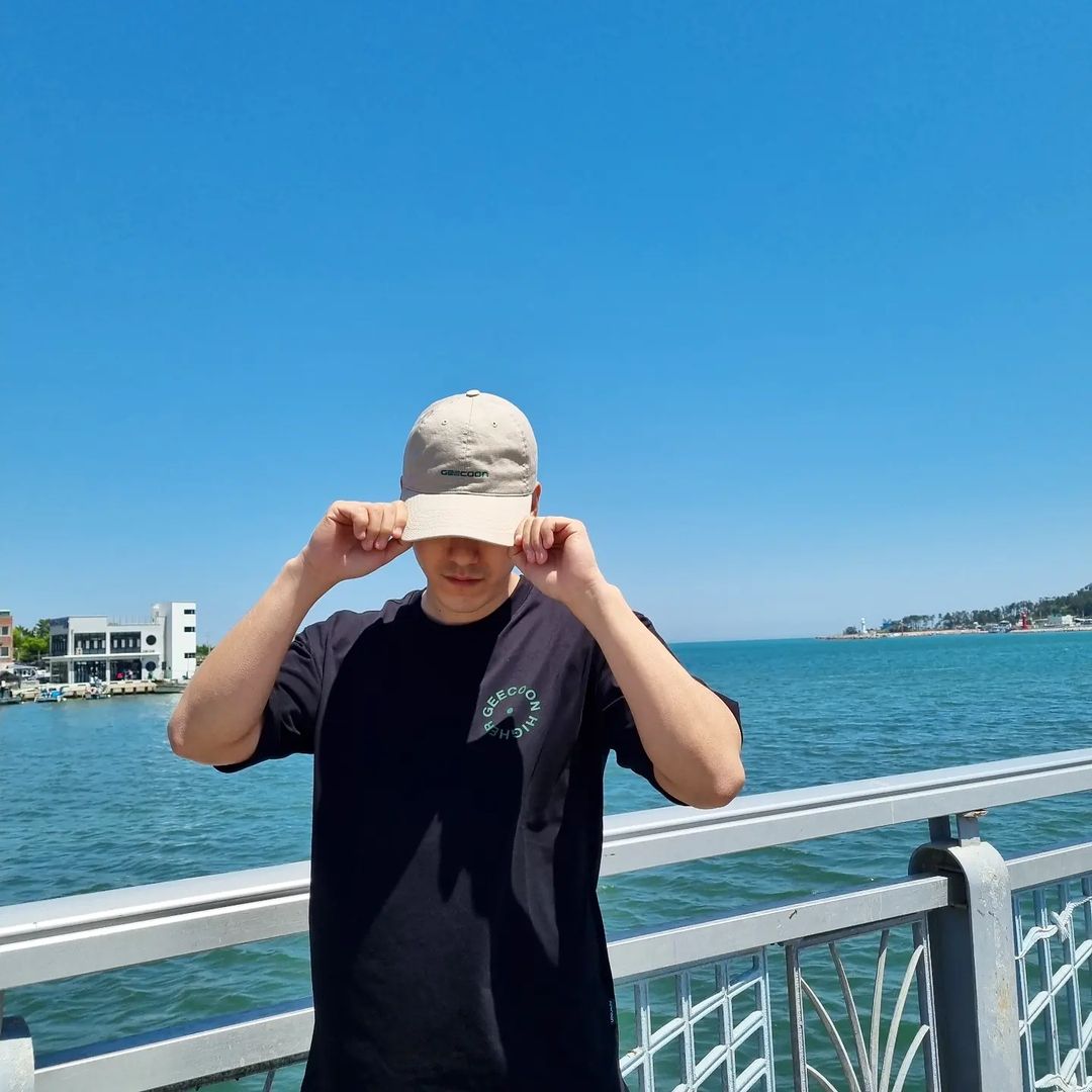 서병문 on Instagram: “#광고 오늘은 어린이날! 날씨도 좋고 일광바닷가 나들이~!!! 남성 스트릿 캐쥬얼 브랜드 지쿤(GEECOON)의 '하이어 반팔 티셔츠 + 로고 볼캡' 👕[지쿤 하이어 반팔 티셔츠 Blac