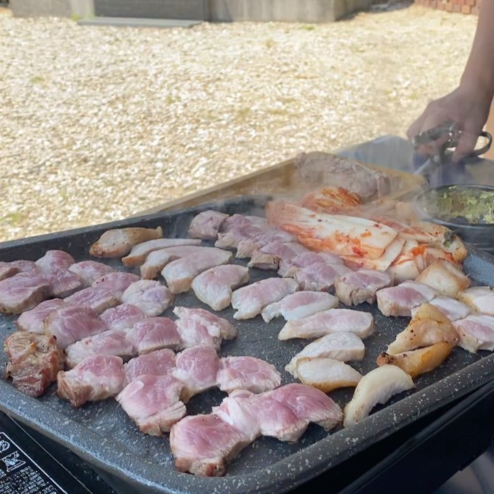 코즈🤎 on Instagram: “부모님 모시고 하르방에 가는 이유! 좋은 풍경을 보며 야외에서 맛있는 고기를 맛볼 수 있기 때문👍🏻 부모님 모두 대만족❣️ ✔️음식이 맛있어요 ✔️경치가 좋아