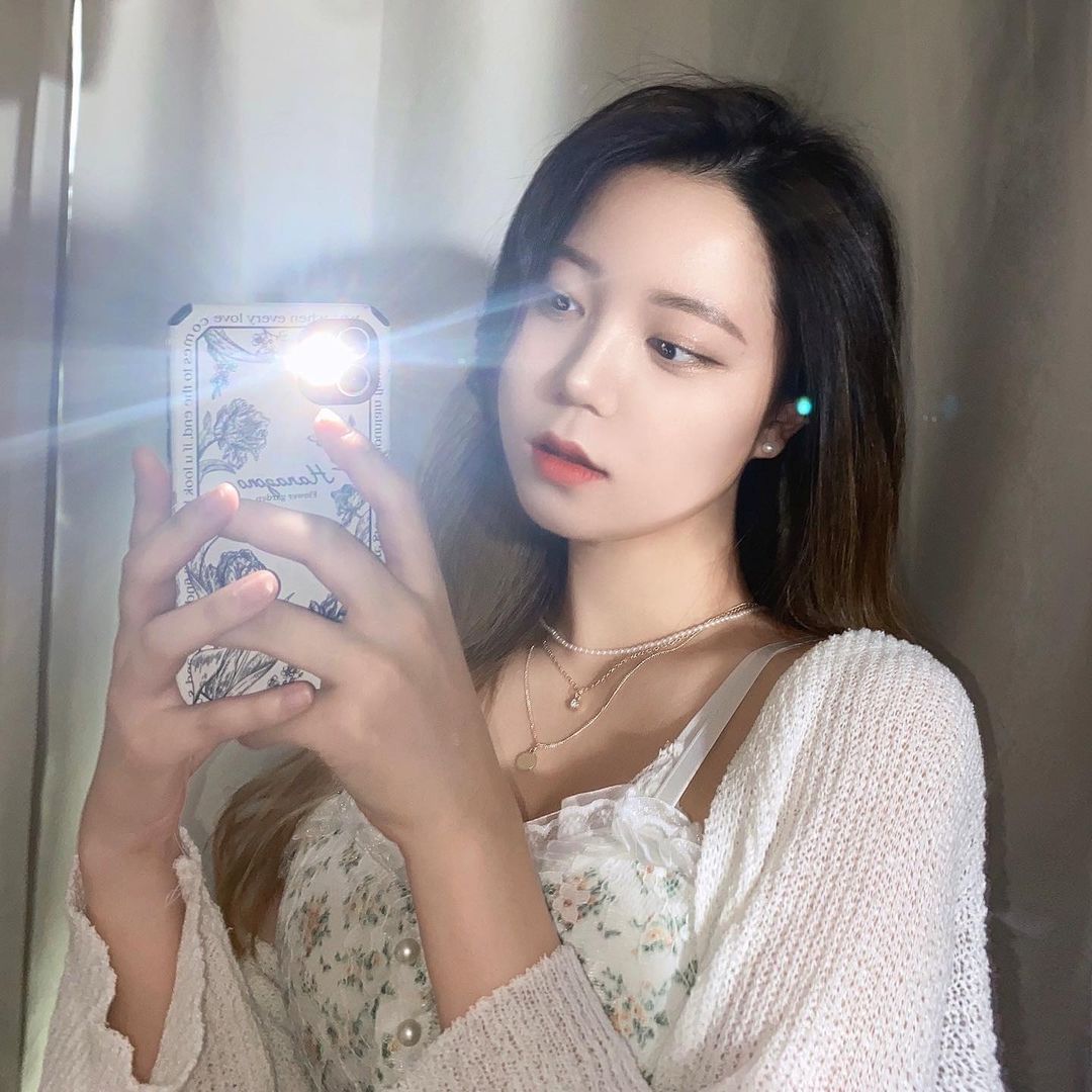 @uunuua on Instagram: “#광고 PRESS THE SHUTTER CHALLENGE 매일 셔터를 누르고 싶은 순간, 하킷 💄01셀피코랄&04칠리레코드💄바르고 거울 셀피 찰칵✨ 하킷에서 이벤트하는 중이래요❣️ 🌷STEP1. 플래