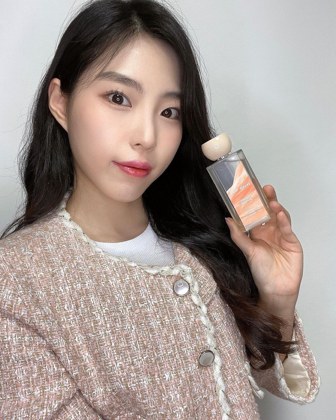 이수지 on Instagram: “#협찬 이거 뿌렸으니까 나도 이제 공쥬님~? 👑공주님향수👑로 유명한 @jul7_me -페르소나 퍼퓸 피오니 워크💕 내가 요즘 가장 사랑하는 미노이가 공식 모델이라니!! 나