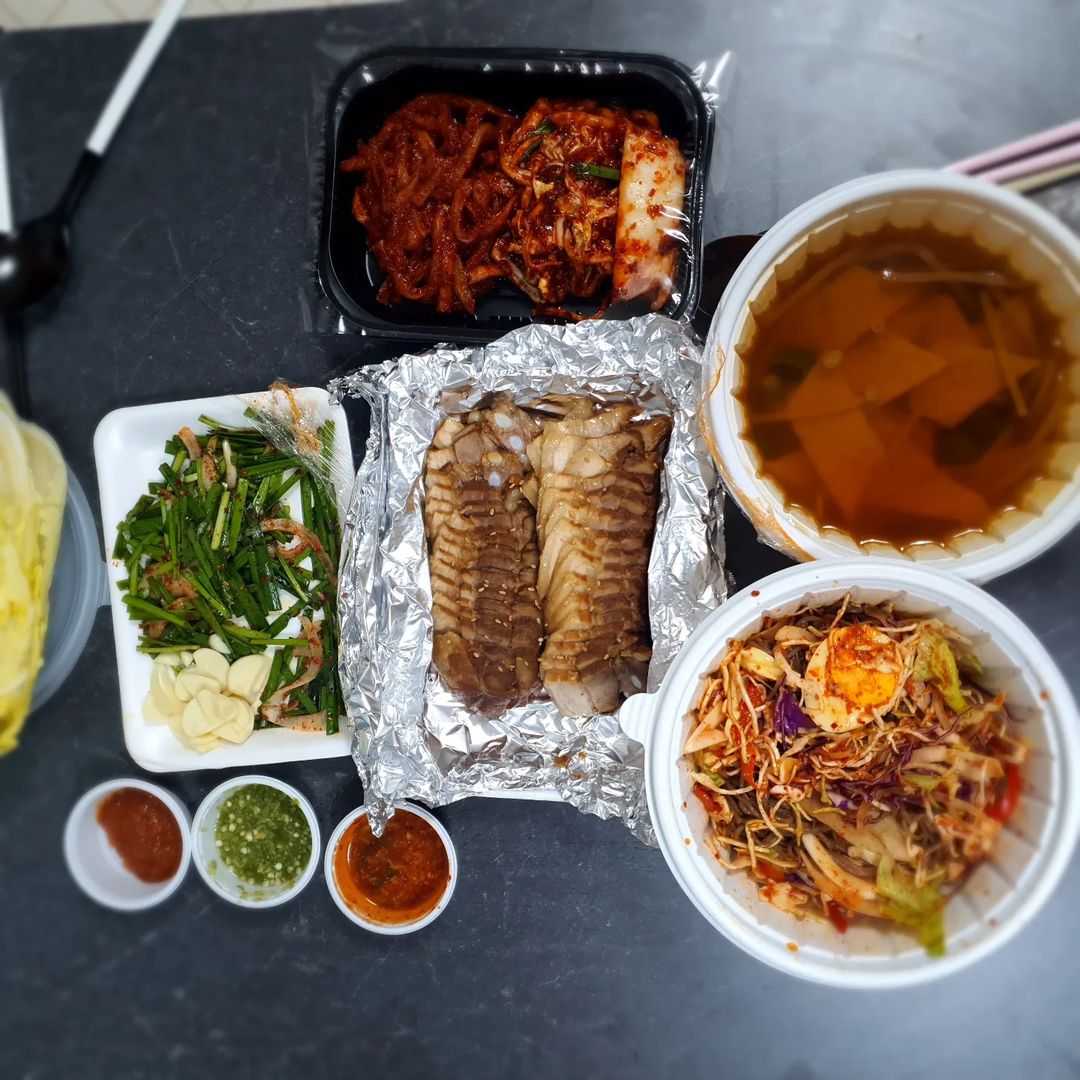 효꼬 on Instagram: "#광고

코로나 이후 더 잘먹어야 겠다라는 생각에 문뜩
온가족이 함께, 맛있게 먹을 수 있는거 찾다보니
다른거 생각없이 단연코 생각난
보쌈!!!

이게 무려 소자인데
양 실화??? 
세가족이서 먹는데 든든하게 먹었어요!

김치는 매일 담구셔서 그런지 아삭아삭 씹는맛과 달달한 보쌈김치의 본연의 맛!

칼칼한 어묵국으로 입가심하기 너무 좋고

새콤달콤한 쟁반국수와

다양한 양념장! 그중에서도 청양고추소스가 눈에띄더라구요^^

한입크게 싸서 먹으니 이거는 대체
무슨마법을 부린맛인지♡♡

푸짐한 양의 저렴한 가격!
가성비 너무 좋고 시립대 앞이라 학생들도 많이 올거 같더라구요!

게다가 사장님이 너무 친절하시고 매장도 상당히 깨끗해요! 피규어로 인테리어 되어있어서 마블좋아하시는 분들이라면 더 좋을거같네요

#족발#보쌈#불족발#막국수#미니족#반반족발#불미니족#동네맛집#불족발맛집#전농동맛집#청량리맛집#청량리역맛집#휘경동맛집#용답동맛집#족발맛집#보쌈맛집#호야네족발#동대문로컬맛집#시립대맛집#시립대족발#족발맛집#동대문핫플"