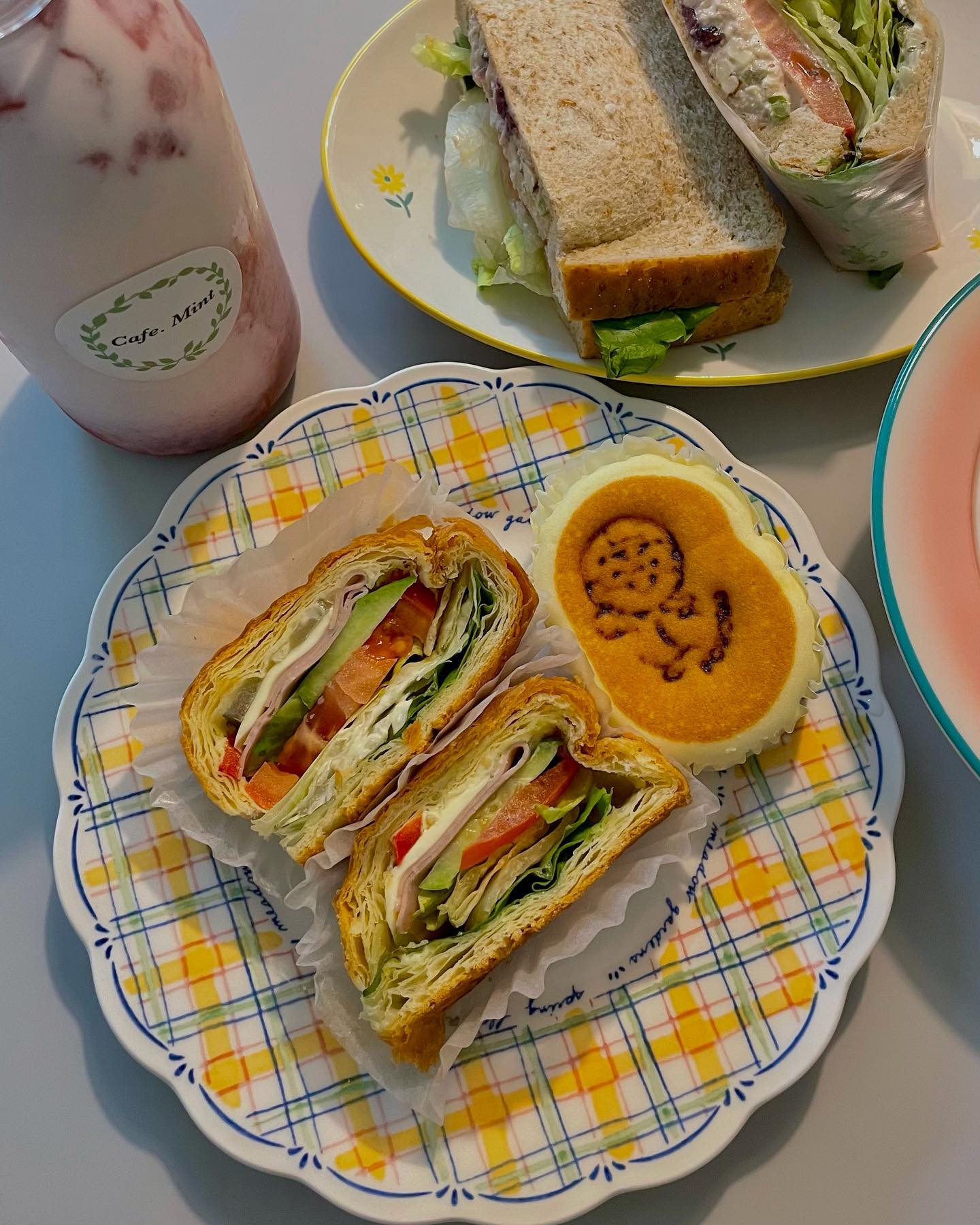 오전에 남편이 아기랑 산책다녀오면서
파바 샌드위치를 사왔어요🥪
오늘은 이걸루 점심하려구요😋

#런치샌드위치 #크랜베리치킨호밀샌드위치 
파바 샌드위치는 다 맛있지 않나요???ㅎ
그리고 아기가 고른 뽀로로 치즈케잌,,
뽀로로만 보면 정신 못 차리는 세살입니다ㅠ

너 낮잠 자는 동안 엄마가 하나만 먹을게,,🤣

음료는 cafe__mint__ 사장님께서 손수! 만드신 
#진짜딸기우유 🍓

여기 딸기청 jmt이에요,,, 한모금 마실때마다 
입안에서 생딸기들이 와구와구 씹혀요,,,✨
그날그날 만들어져서 나오는거라 엄청 신선하답니당!!!!

구로 오피스상권에서 직장 다니시는 분들 
꼭 들러주세여,,,,, 진짜 마싯그등여😍

내일은 또 주말이네요!! 금요일도 모두
화이팅입니다💪💪💪💚