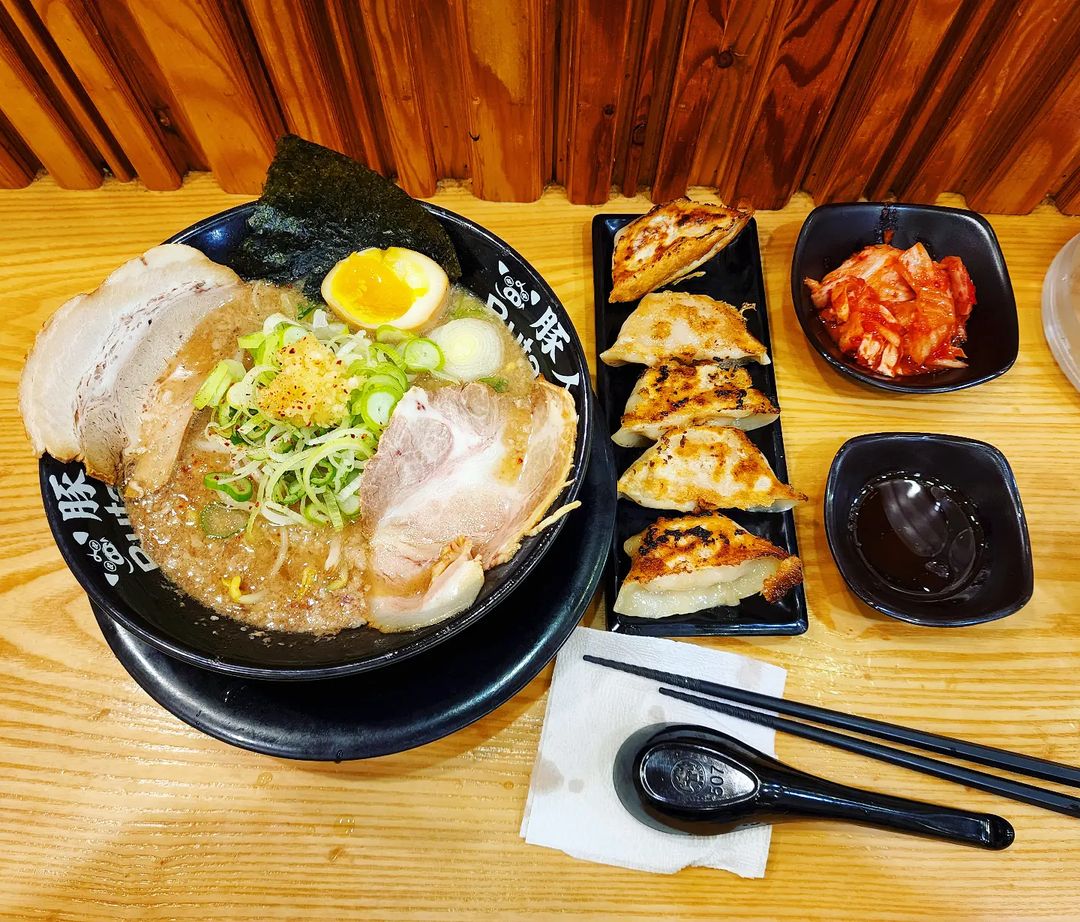 Jin on Instagram: “#food #음식 #gourmandise #식도락 #foodstagram #푸드스타그램 #음식스타그램 #instafood #먹스타그램 #돈코츠라멘 #교자만두”