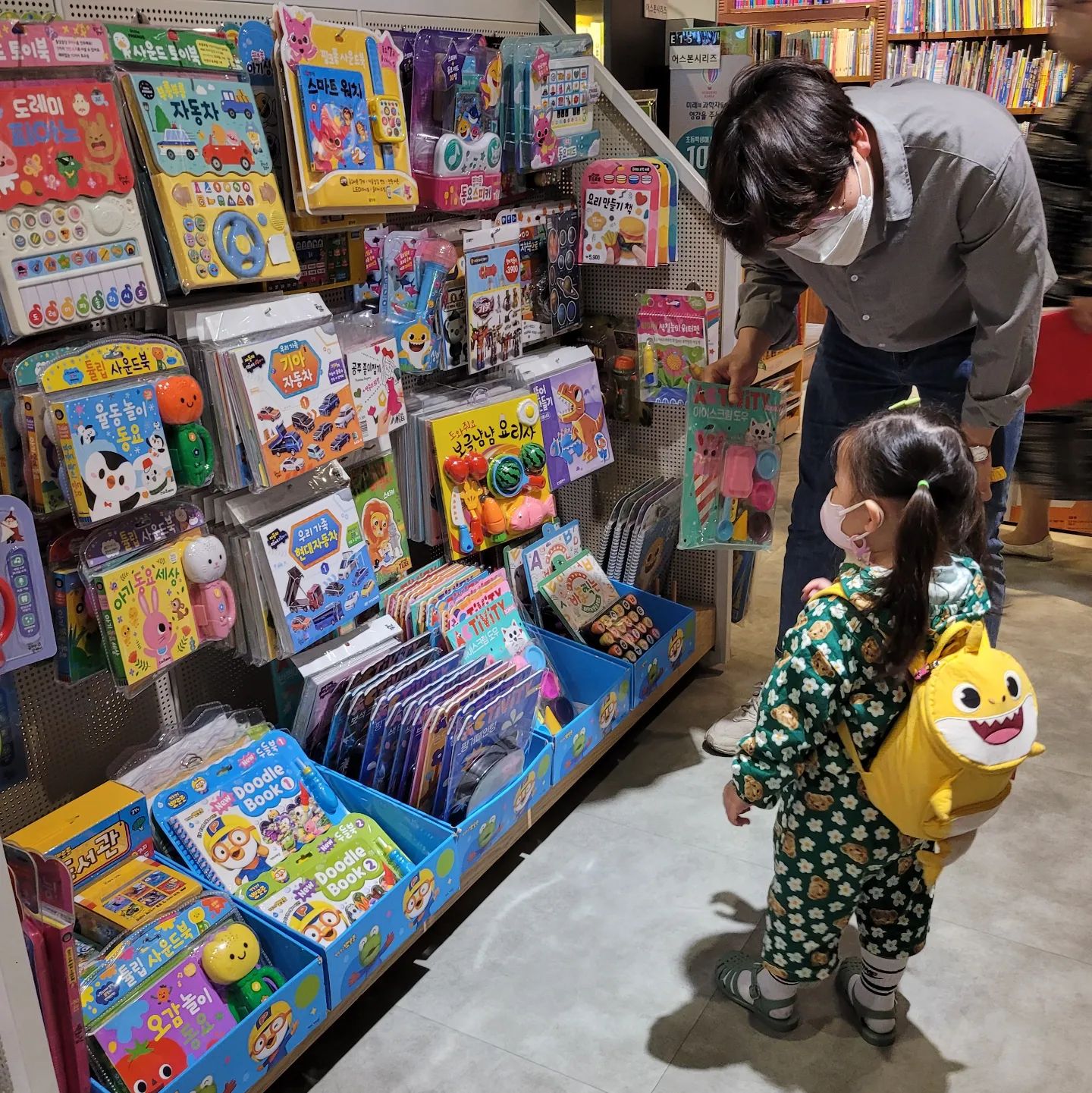 👨‍👩‍👧#어린이날 #뚜니의세상

오늘까지 징검다리 연휴 쉬면서
놀러가는 분들이 많을 것 같아서

운전을 극도로 피곤해 하는 👨‍🔬뚜니파파를 위해
저희는 가까운 곳에 뚜니 선물을 사러 다녀 왔어요

평소에서 차가 막혀 입성이 어려운 곳이라
10시 30분 오픈런으로 들어갔고

생각보다는 한적하게 🧒뚜니랑 장난감 구경하고
시간을 꽤 많이 보냈는데.. 사진이 고작 이게 전부🙄

볼거리 놀거리 천지라서, 낮잠도 못잔 뚜니🤸‍♀️
늦은 점심을 먹으려는데.. 웨이팅 아닌 곳이 없어서

🌭핫도그 사달라고 노래 부르던 뚜니였는데
마침, 핫도그집 발견해서 셋이 하나씩 먹는데

#전설의핫도그 #1970핫도그
뚜니 혼자 저 큰 1970핫도그를 다 먹었어요..🙉우와
너 이제 정말 어른만큼 먹는구나...ㅋㅋㅋㅋ

🍕피자 한판 사들고, 근처 #해돋이공원 가서
돗자리 펴고 뒹굴거리며 마무리한 어린이날

다른 어린이들은 뭐하고 놀았는지 궁금하네요

참, 뚜니는 그동안 노래를 부르던..
핑크퐁 병원놀이 셋트를 골라서 사왔어요

뚜니파파랑 저는, 핑크퐁 상어가족 선물뽑기
장난감에 반해서.. 2개 사준다고 했는데
뚜니가 고래고래 소리치며 싫다고 거절😑

왜.. 너 요즘 보는 뽑기마다 하고 싶다고 난리여서
엄마아빠가 잔돈이 거덜나고 있잖아..

뚜니랑 같이 하면 좋을 것 같았는데
아쉬움을 뒤로하고..

다음에 또 보면, 뚜니한테 또 얘기해서
결국 들여올 것 같긴 하구요ㅋㅋㅋ

뚜니파파가 집에 와서도
👨‍🔬상어가족 뽑기 장난감.. 너무 탐이났어
라며 아쉬워 했다는요ㅋㅋㅋ

우리 애기들은 어떤 장난감 샀는지
구경하러 또 가야 겠구만유

#장난감을찾아서 매장에 못가봤는데
다음엔 거기로 가봐야 겠어요!

🤸‍♀️뚜니 꼬까옷은 enoo_mom
인친 으누맘님 마켓 제품 입니다💚 넘나 잘어울리죠?

#송현아 #현대프리미엄아울렛송도점
#송현아교보문고 #송현아마이리틀타이거
#쉬는하루는왜이렇게짧게지나가버리는지
#징검다리휴무출근하자마자퇴근하고싶음