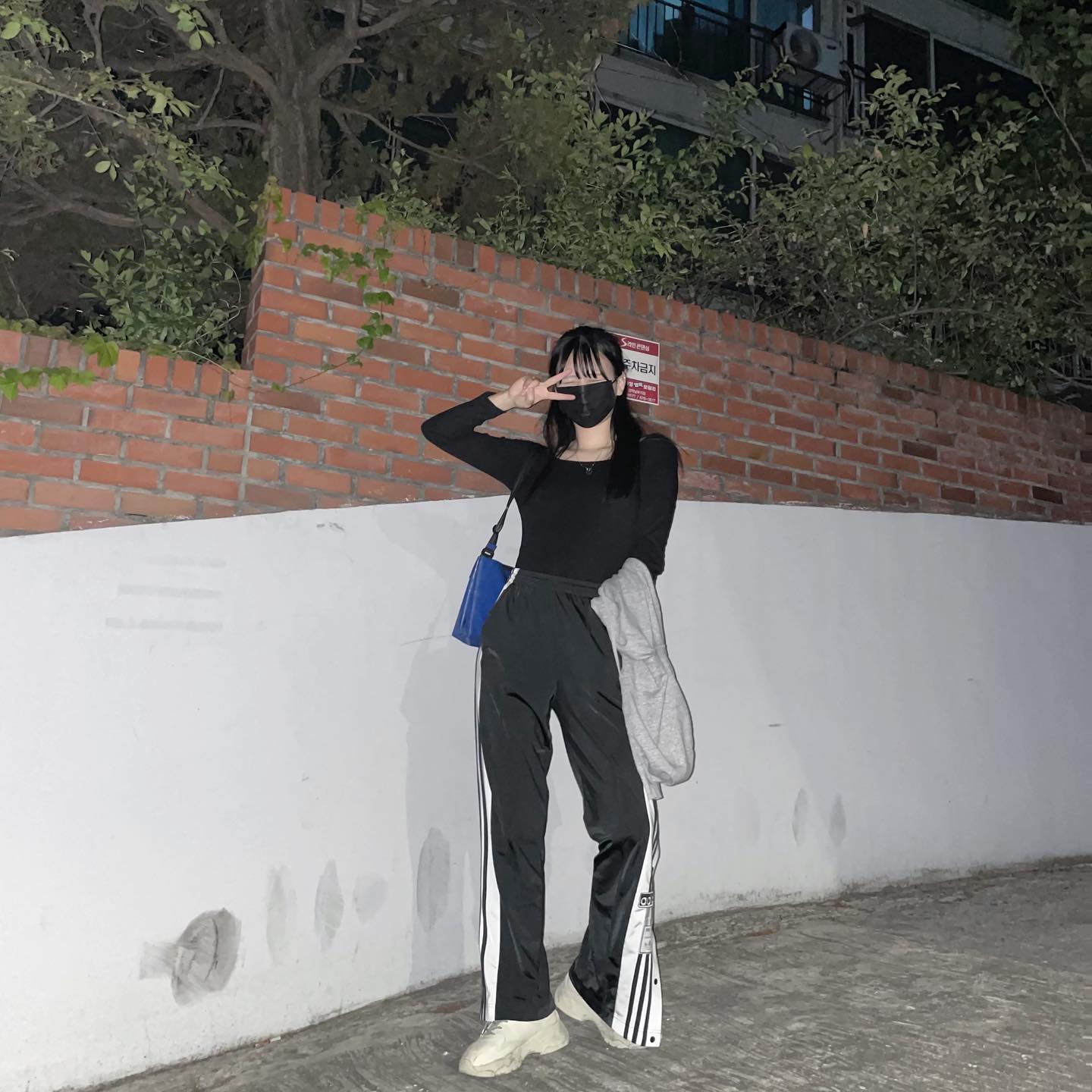 #리미옷장탐구생활

오랜만입니다 열어분 헤헤🖤👋
-
맨날 똑같은 가방에 똑같은 신발.. 슬퍼용 휴ㅠ 
.
.
.
.
#패션 #패션스타그램 #패션계정맞팔 #꾸안꾸 #스물넷 #20대코디 #코디추천 #캐주얼룩 #스트릿 #스트릿룩 #빈티지 #알바룩 #출근룩 #아디다스 #여자코디 #코디 #데일리룩 #ootd #오오티디룩 #빈티지 #빈티지룩#일상룩 #데일리코디 #맞팔 #선팔맞팔